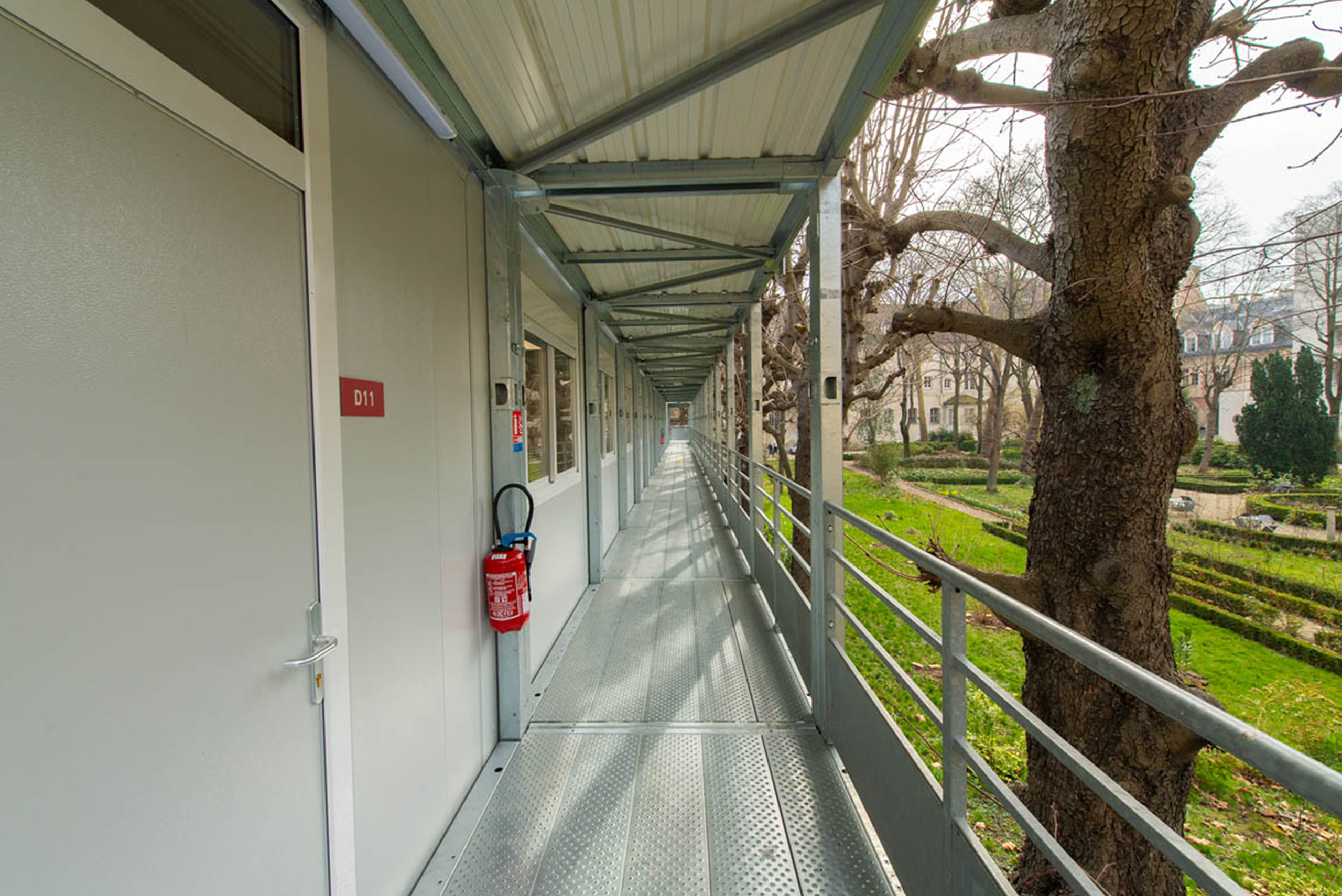 Coursive métallique du bâtiment modulaire ALGECO® surplombant le parc de l’Institut catholique de Paris