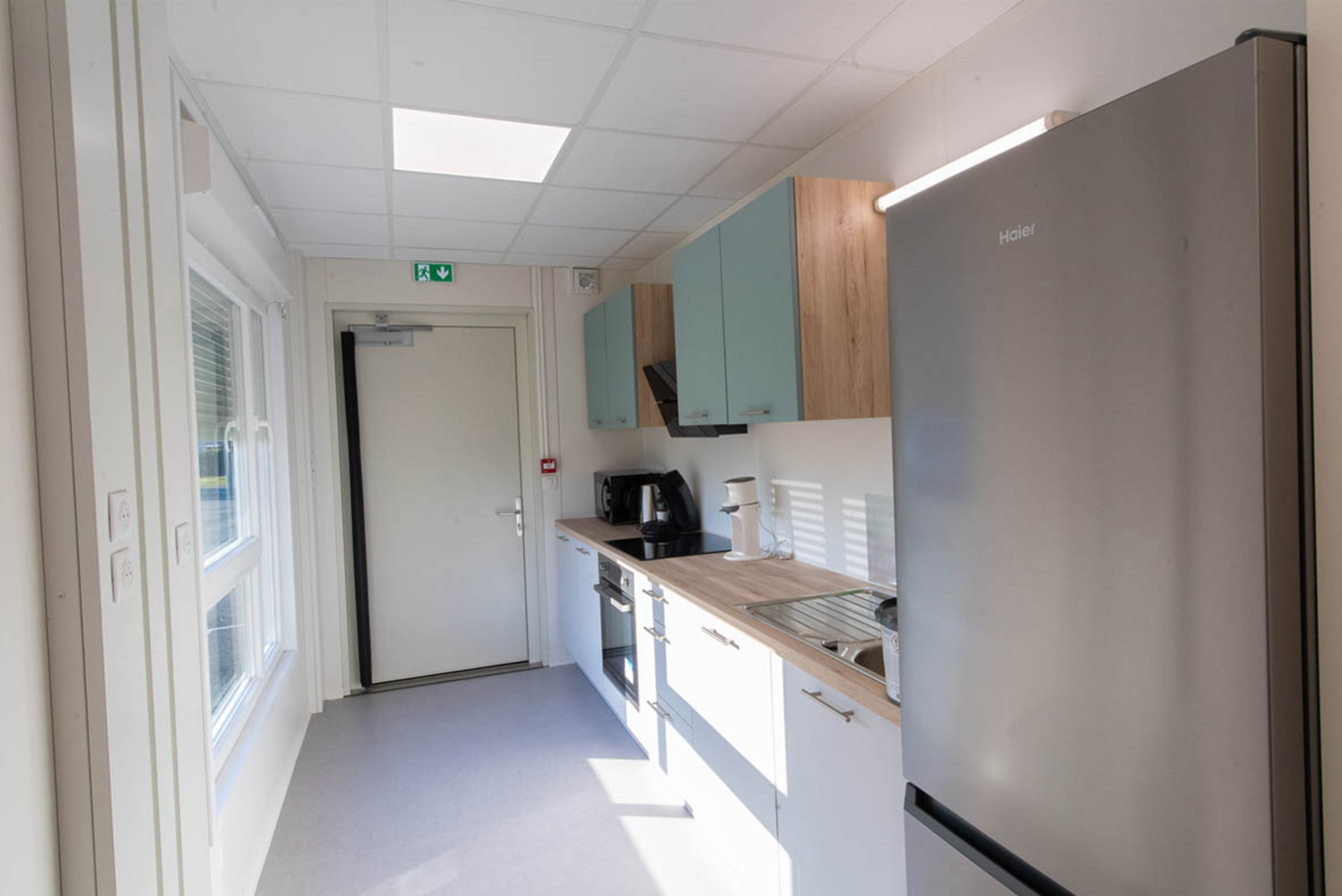 Cuisine équipée dans la crèche modulaire ALGECO® à Messigny-et-Vantoux avec électroménager et rangements intégrés