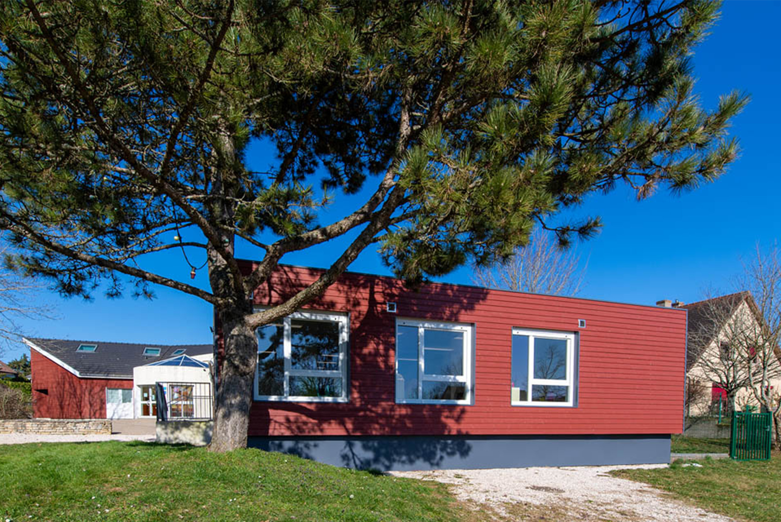 Vue extérieure du bâtiment périscolaire modulaire ALGECO® accolé à l’école de la Communauté de Communes de Forêts, Seine et Suzon