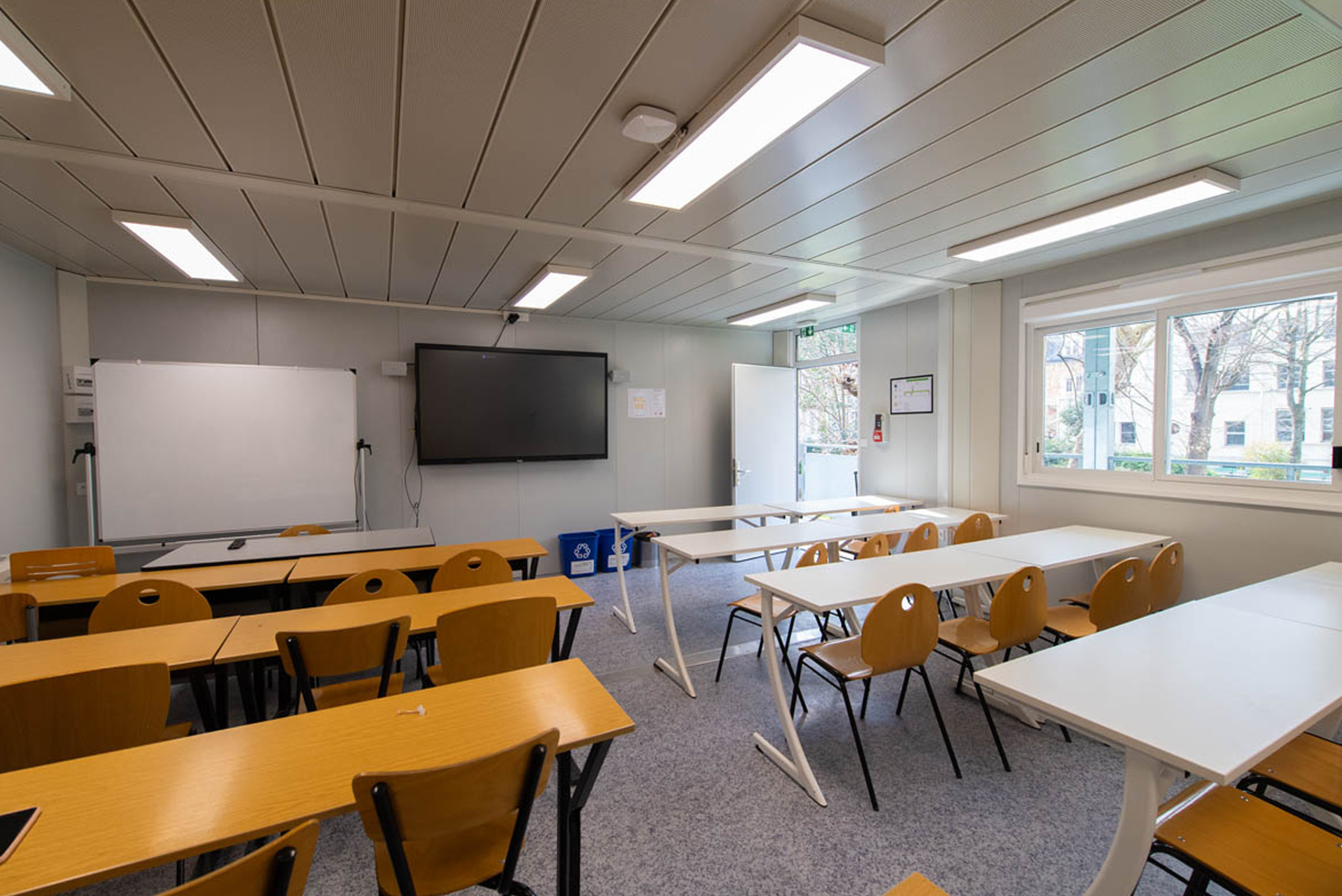 Salle de classe modulaire ALGECO® entièrement équipée au sein de l’Institut catholique