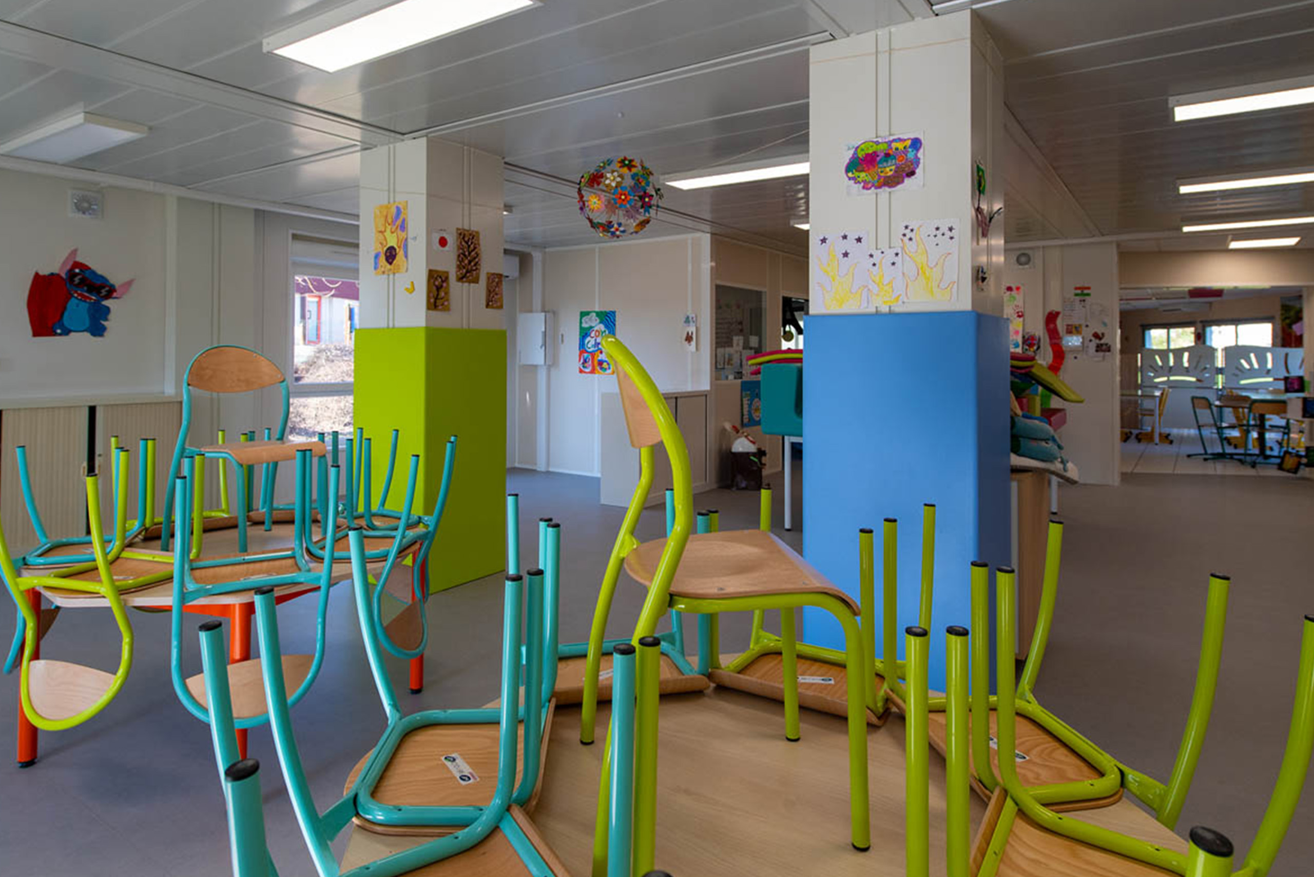 Salle périscolaire modulaire ALGECO® avec mobilier coloré et activités pédagogiques