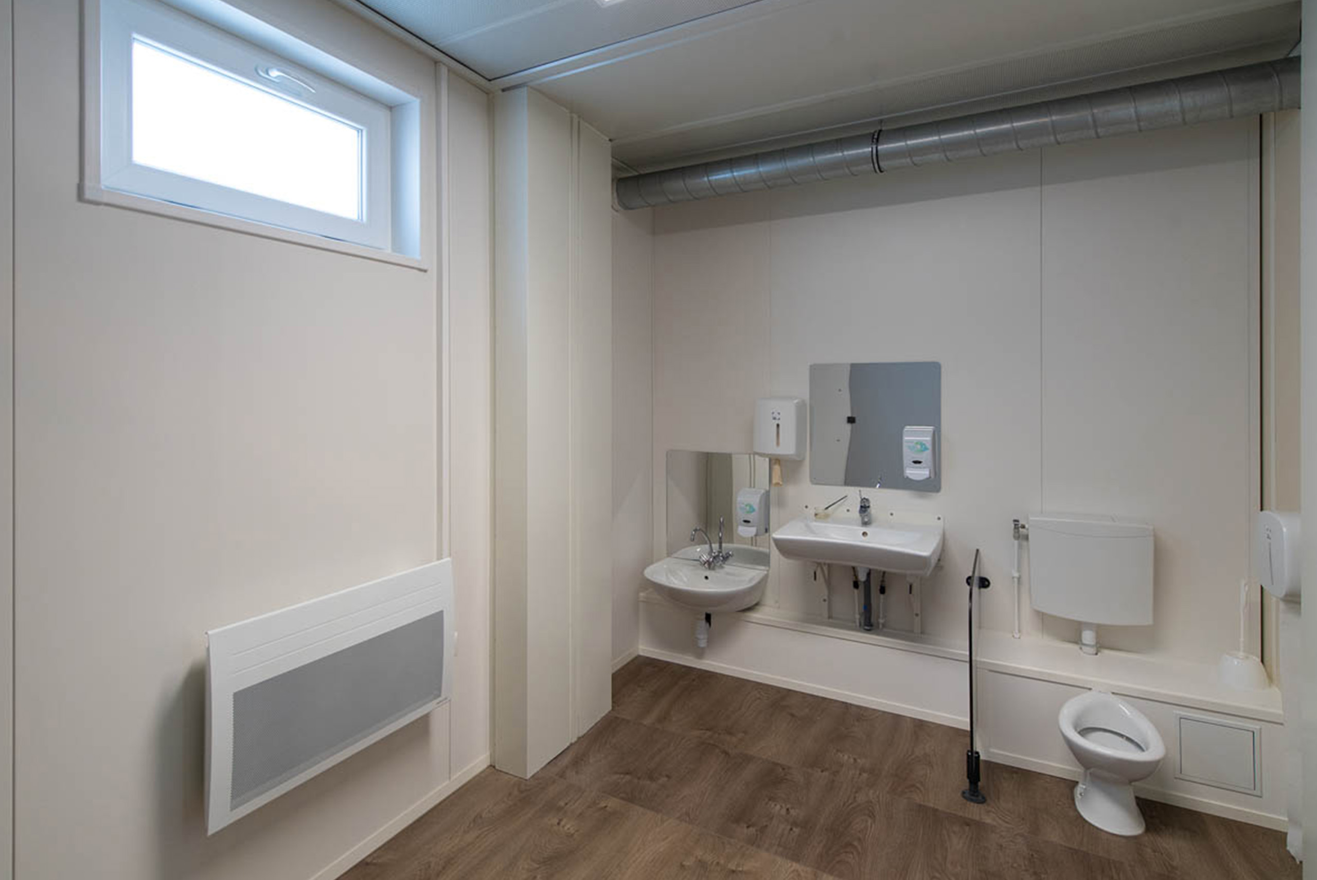 Sanitaires accessibles PMR de bâtiment périscolaire modulaire ALGECO®