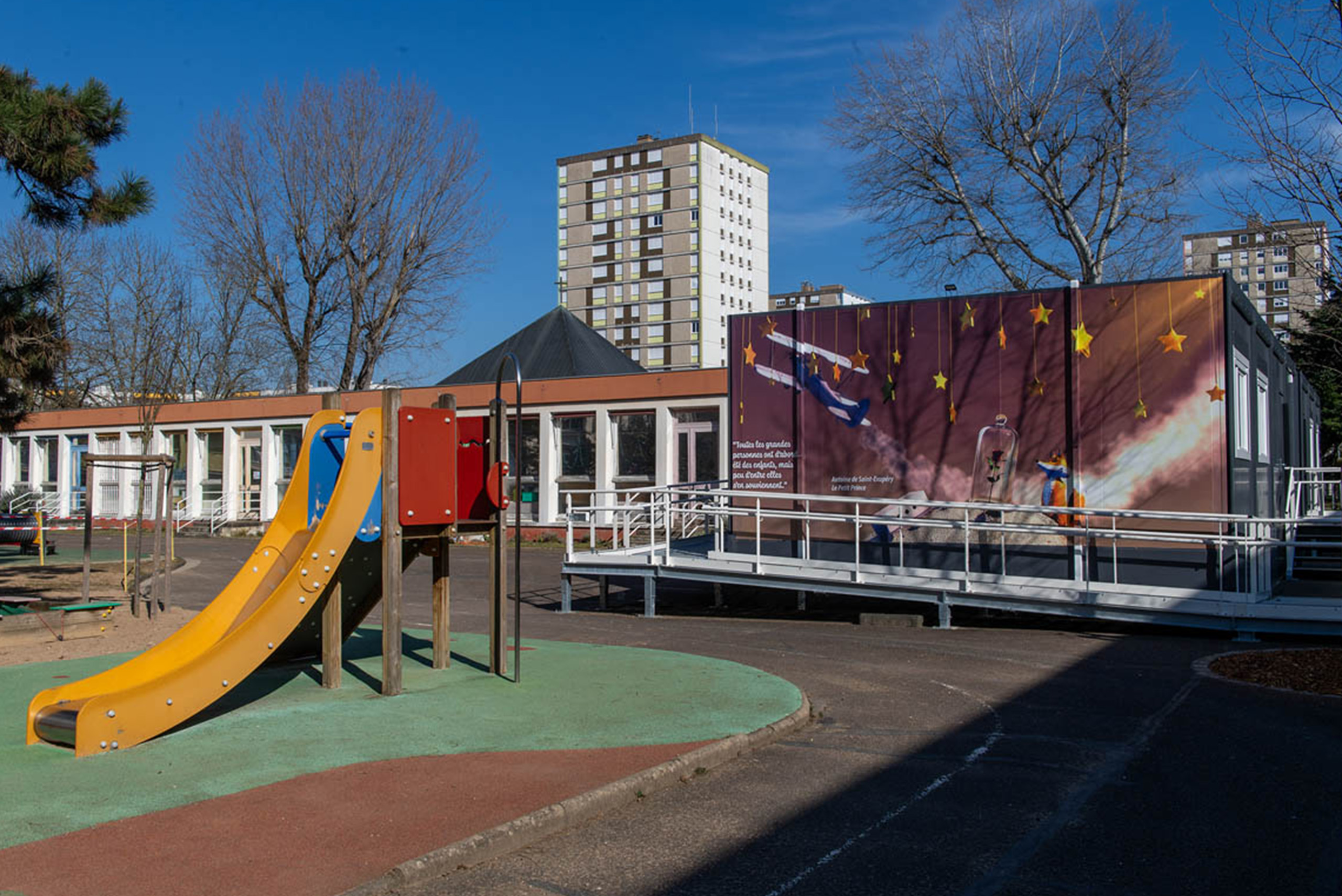 Bâtiment modulaire ALGECO® avec façade décorative dans une cour d’école à Chalon-sur-Saône