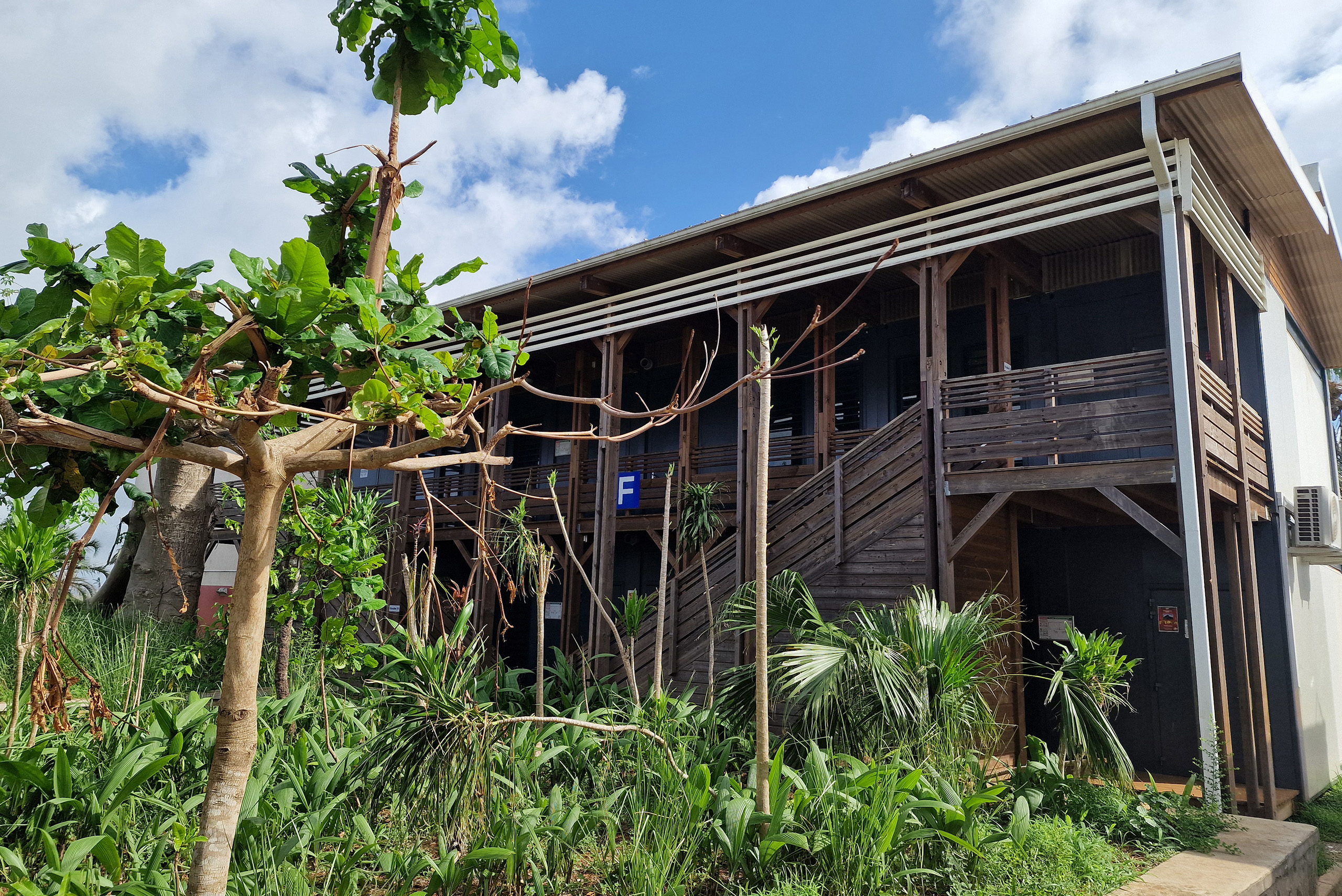 Bâtiment scolaire modulaire ALGECO® à Mayotte avec structure bois adaptée aux contraintes cycloniques