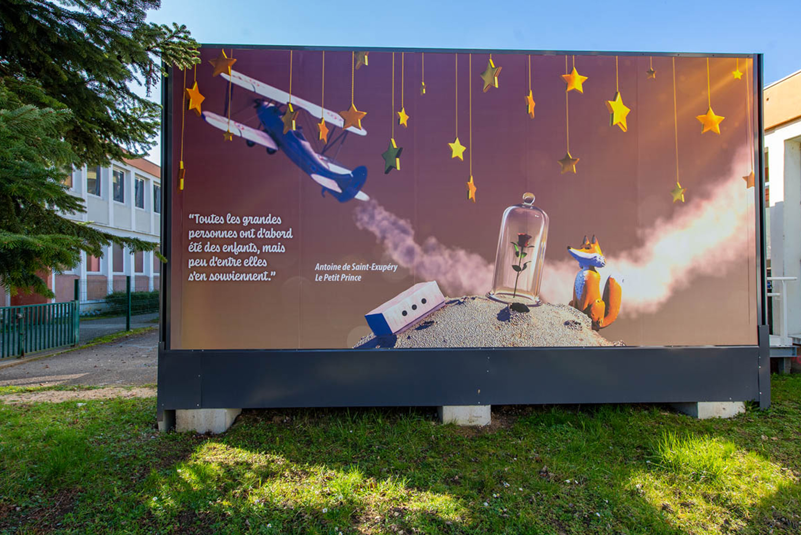 Décor personnalisé sur module ALGECO® représentant une scène inspirée du Petit Prince à Chalon-sur-Saône