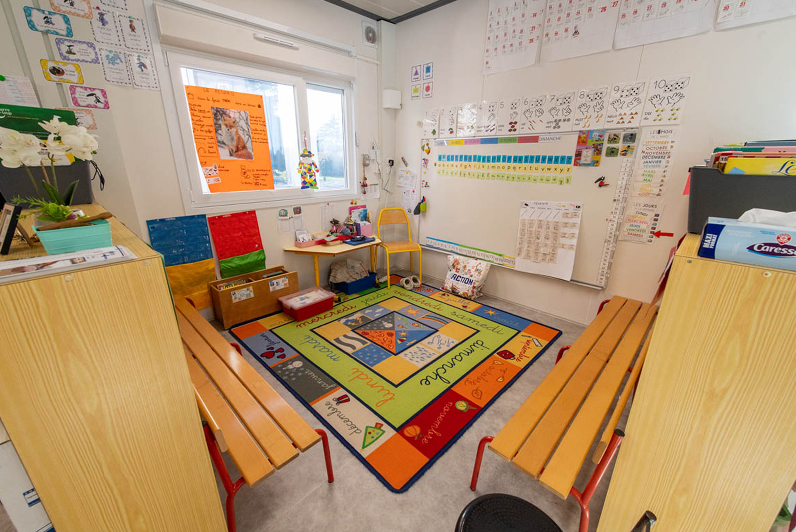Espace lecture et jeux dans une salle de classe modulaire ALGECO® maternelle à Chalon-sur-Saône