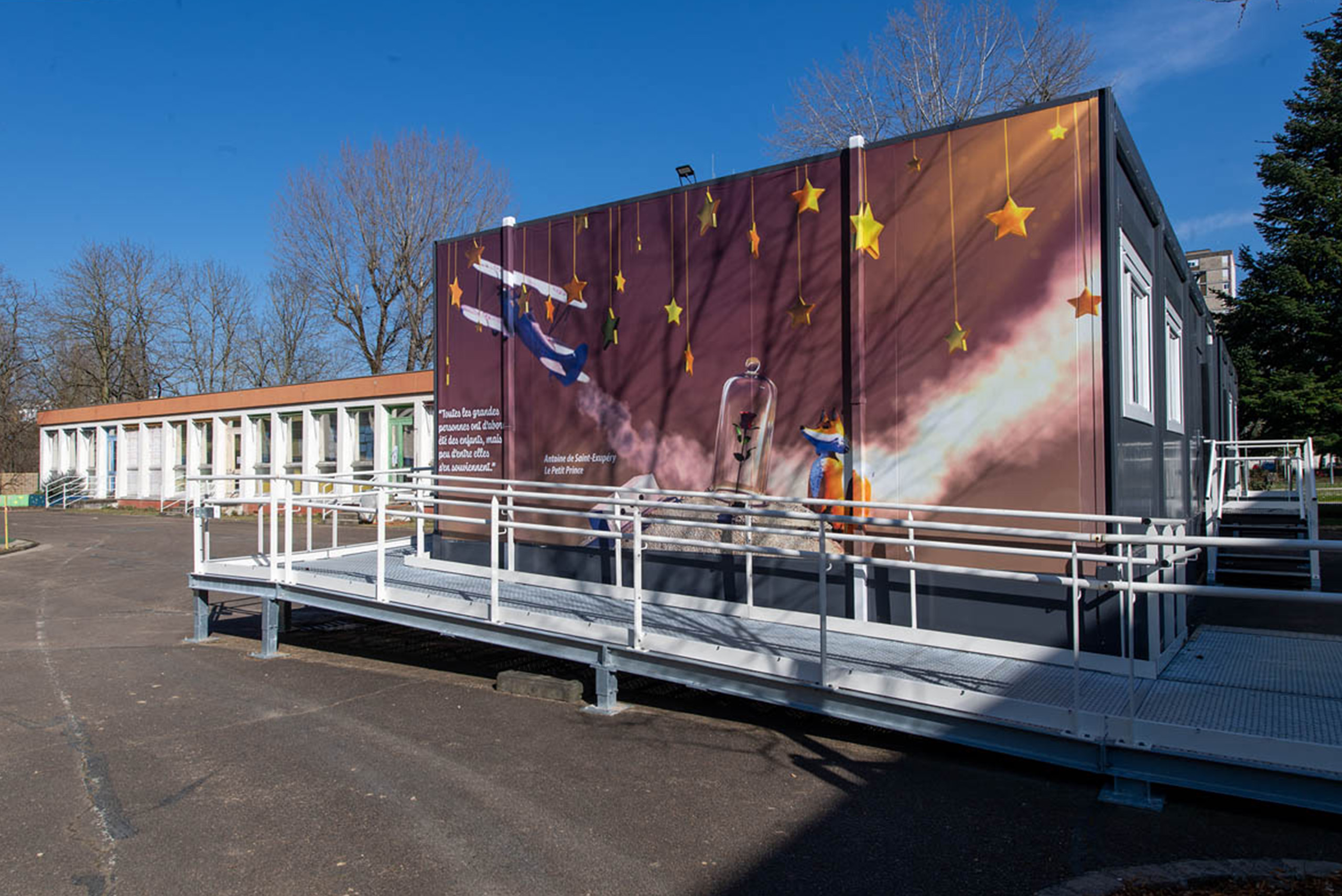 Façade sérigraphiée d’un bâtiment modulaire ALGECO® installé dans une école à Chalon-sur-Saône