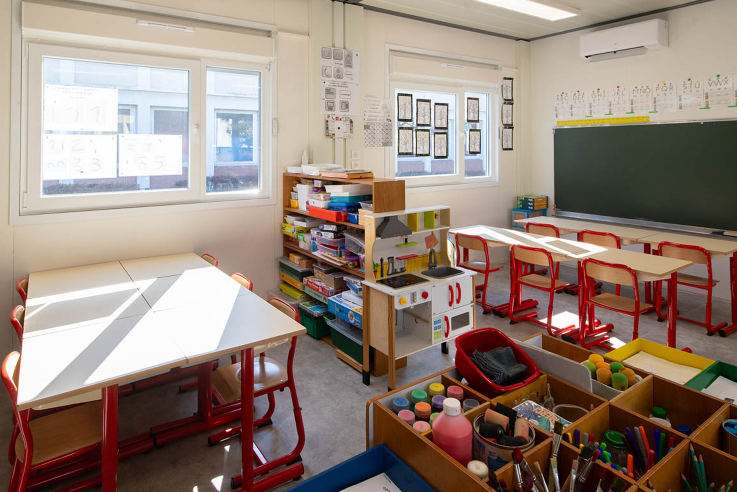 ntérieur d’une salle de classe modulaire ALGECO® maternelle avec matériel pédagogique à Chalon-sur-Saône