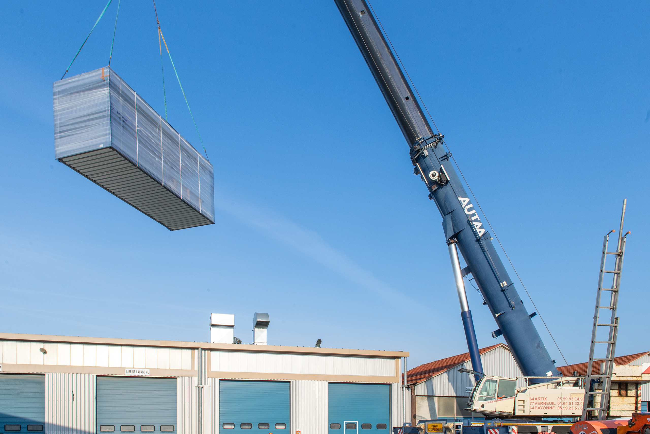 Levage d’un module ALGECO® par grue sur un site d’assemblage industriel