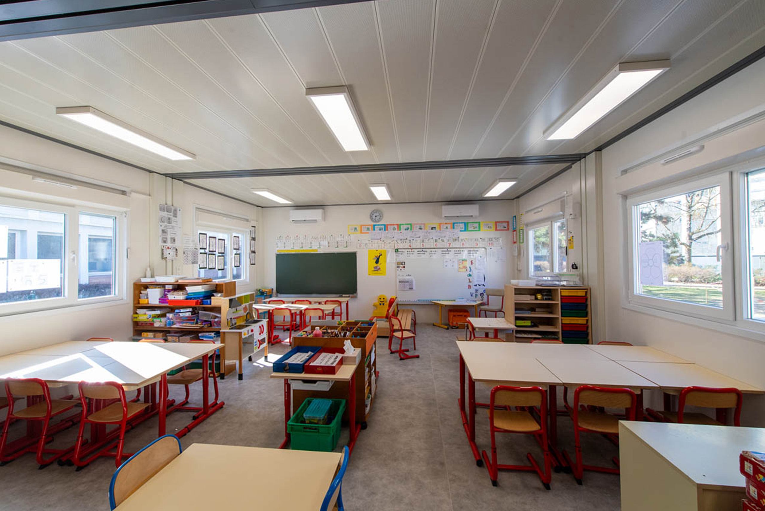 Vue d’ensemble d’une salle de classe modulaire ALGECO® maternelle équipée et lumineuse à Chalon-sur-Saône