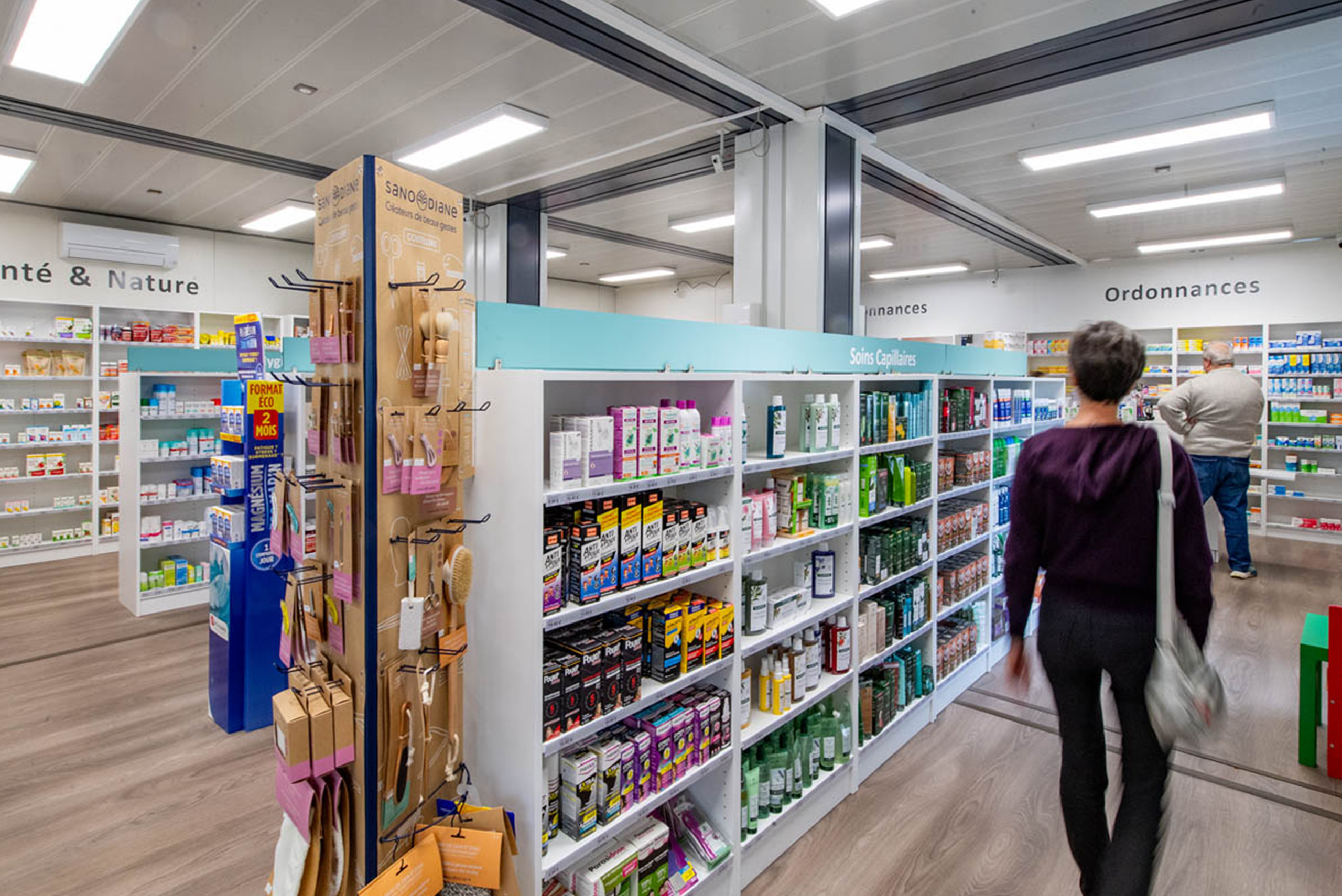 Rayonnages et allées de la pharmacie modulaire ALGECO® dans le quartier Canopia à Bordeaux avec patientèle