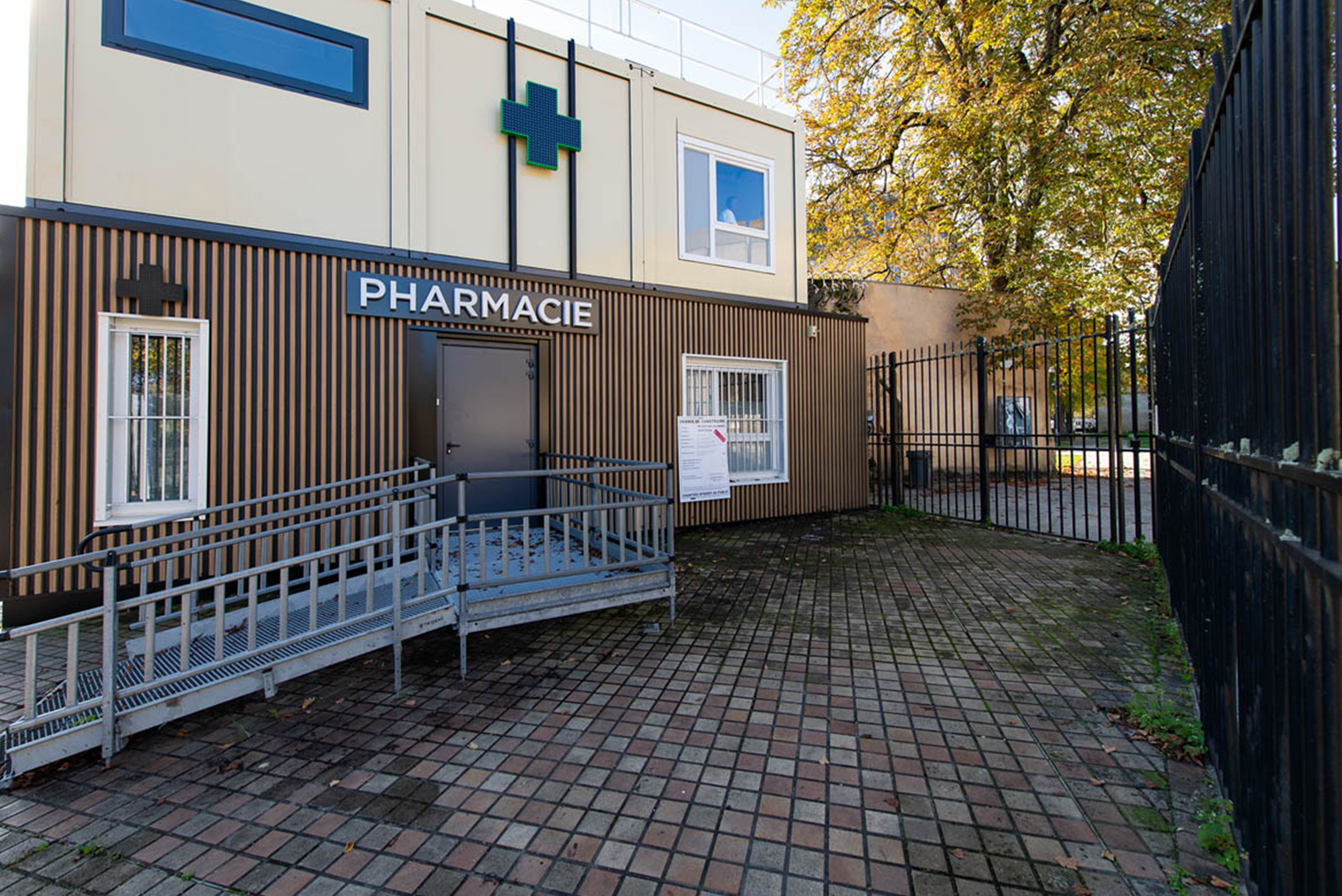 Vue arrière de la pharmacie modulaire ALGECO® dans le quartier Canopia à Bordeaux avec rampe d’accès PMR