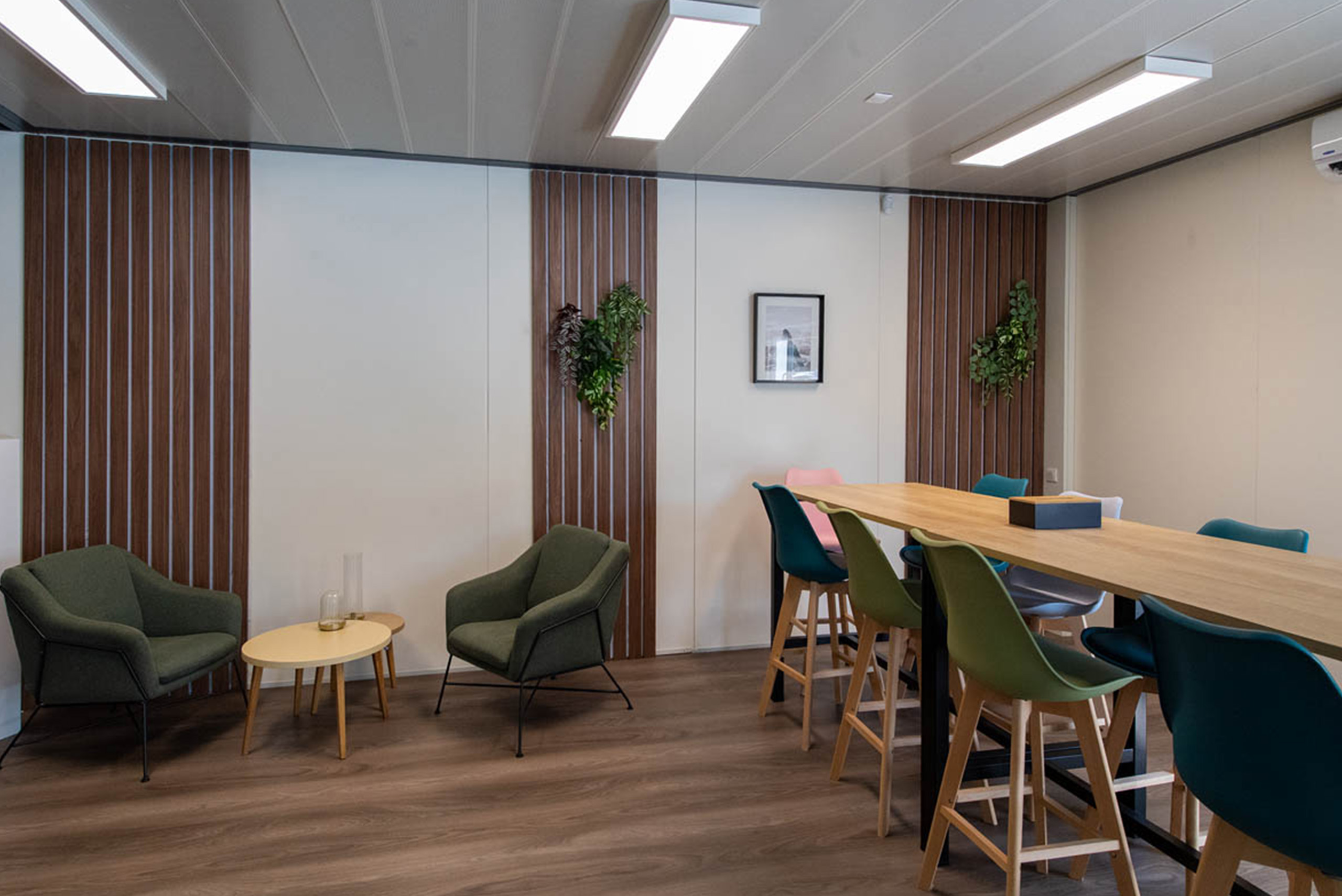 Coin repos aménagé avec table haute dans la cafétéria modulaire ALGECO® temporaire de L-Acoustics