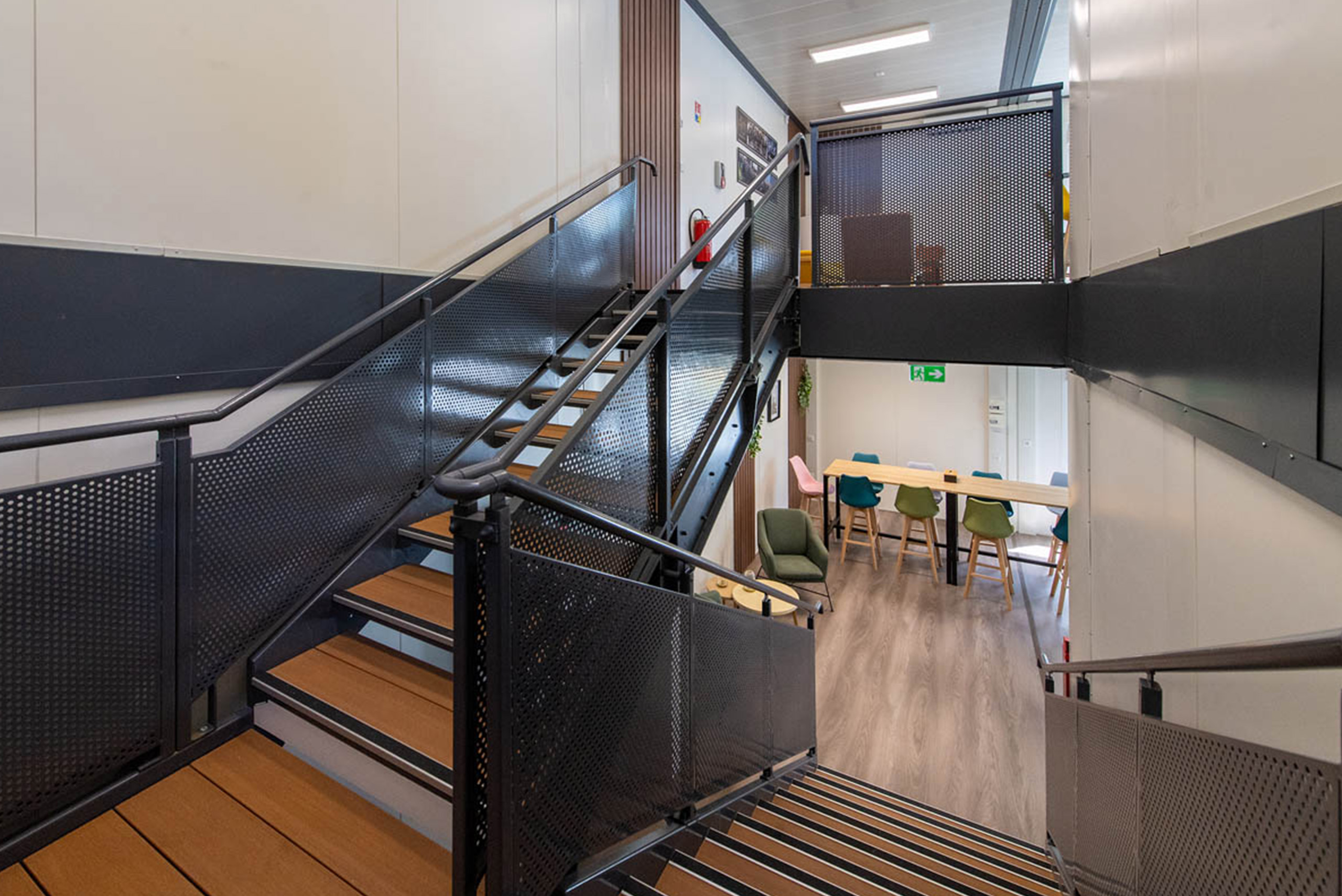 Escalier intérieur en bois de la cafétéria modulaire ALGECO® temporaire de L-Acoustics reliant les deux niveaux