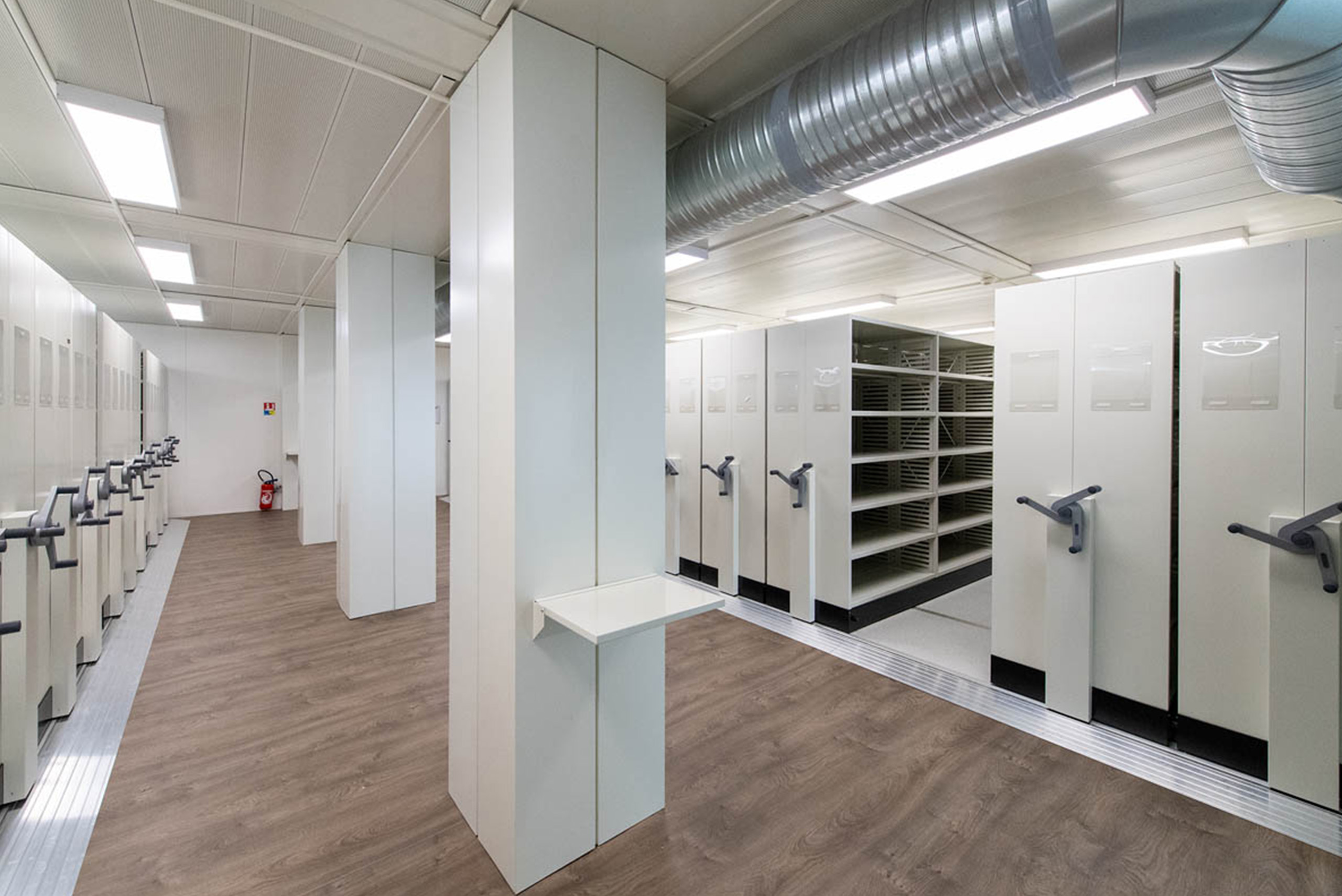 Intérieur du bâtiment modulaire ALGECO® avec rayonnages d’archives, ventilation et planchers renforcés