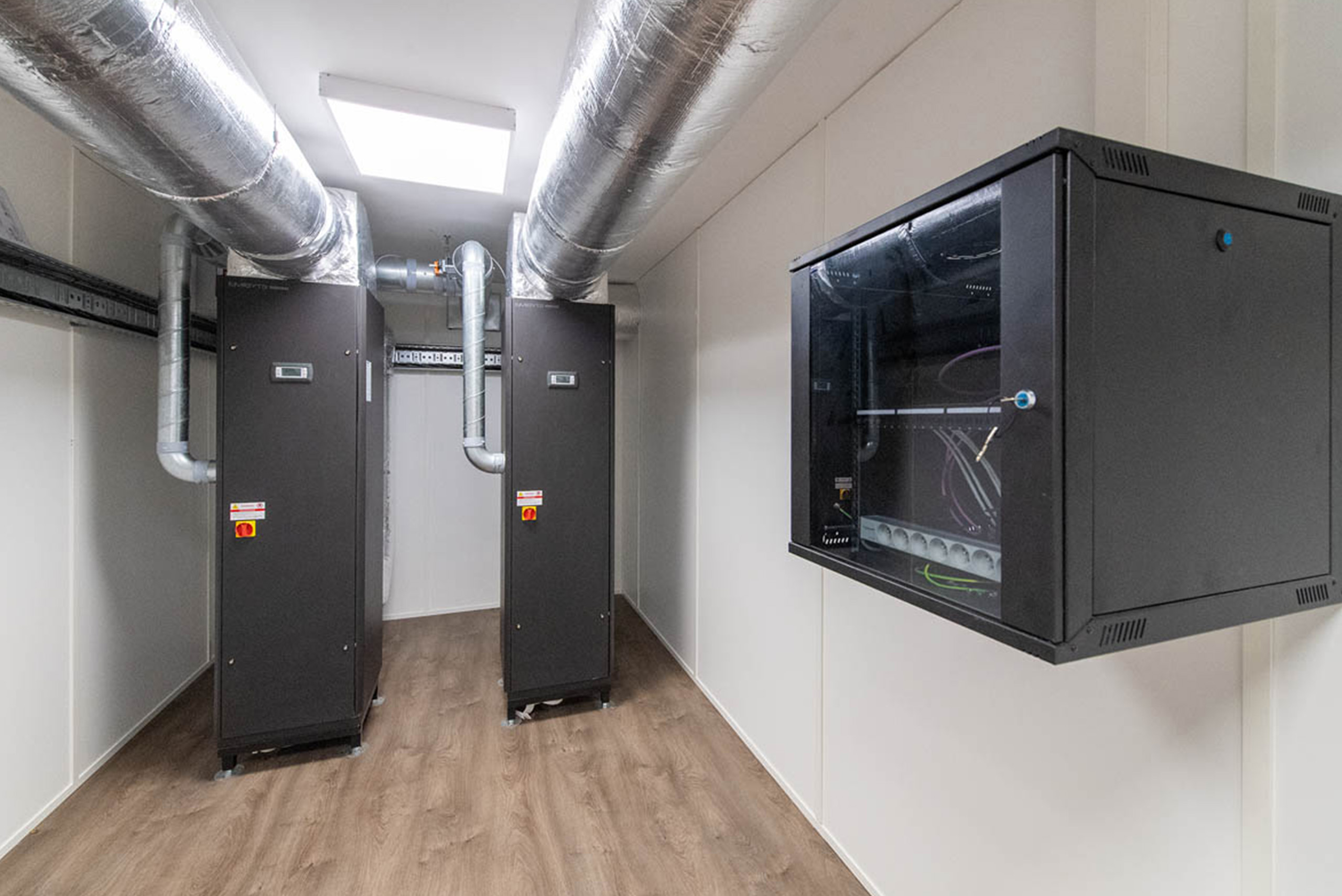 Local technique du bâtiment modulaire ALGECO® avec systèmes de ventilation double flux et baie informatique
