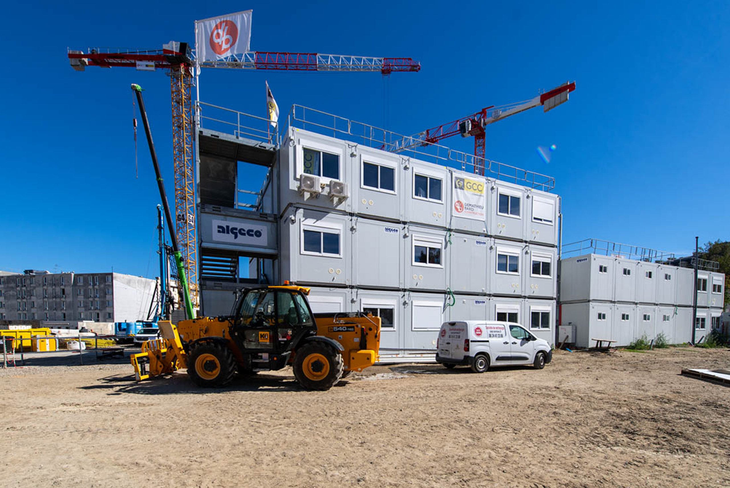 Base vie modulaire ALGECO® R+5 sur le chantier Canopia à Bordeaux avec engins de construction
