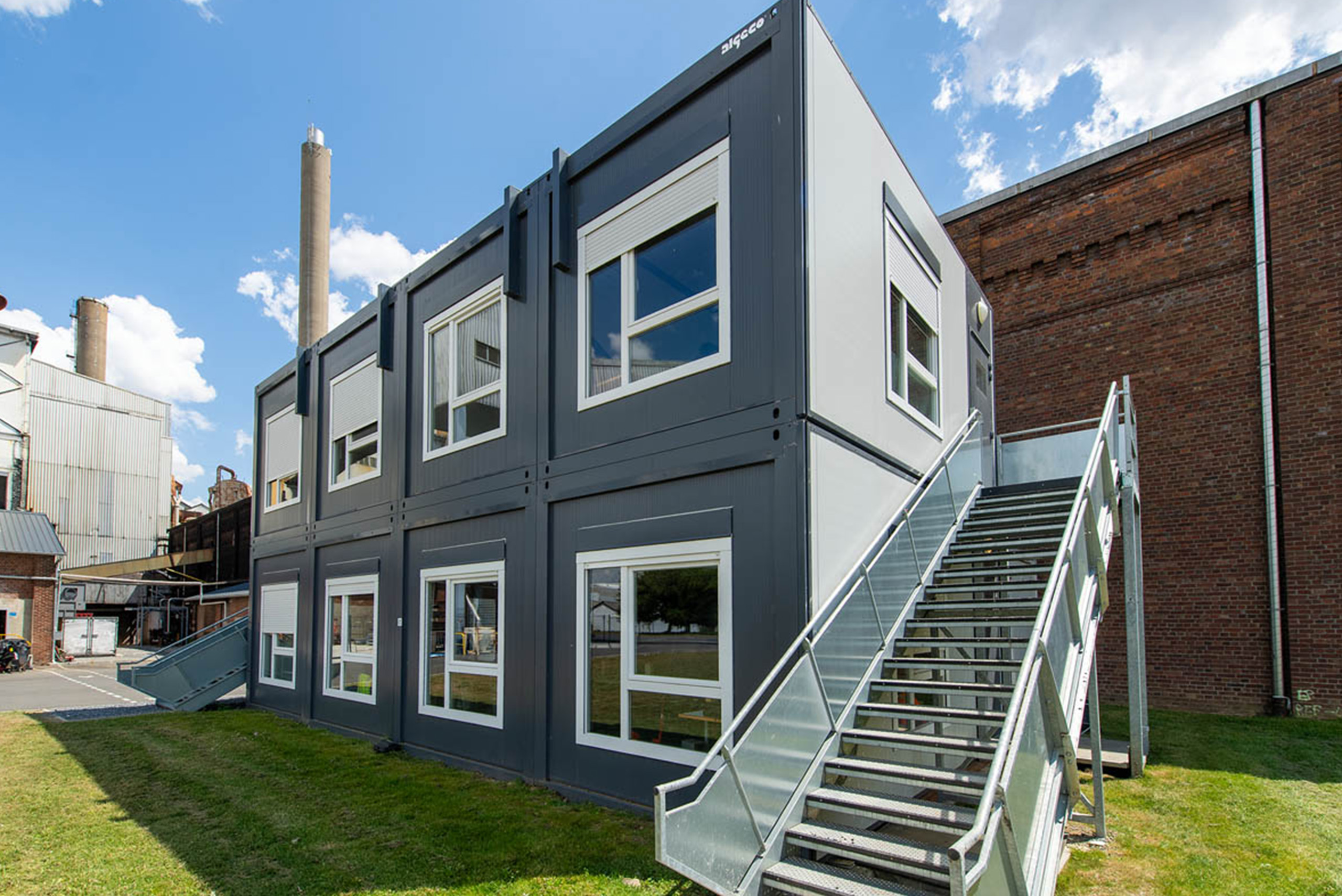 Bâtiment modulaire ALGECO® à deux niveaux avec escalier extérieur sur le site industriel Tereos