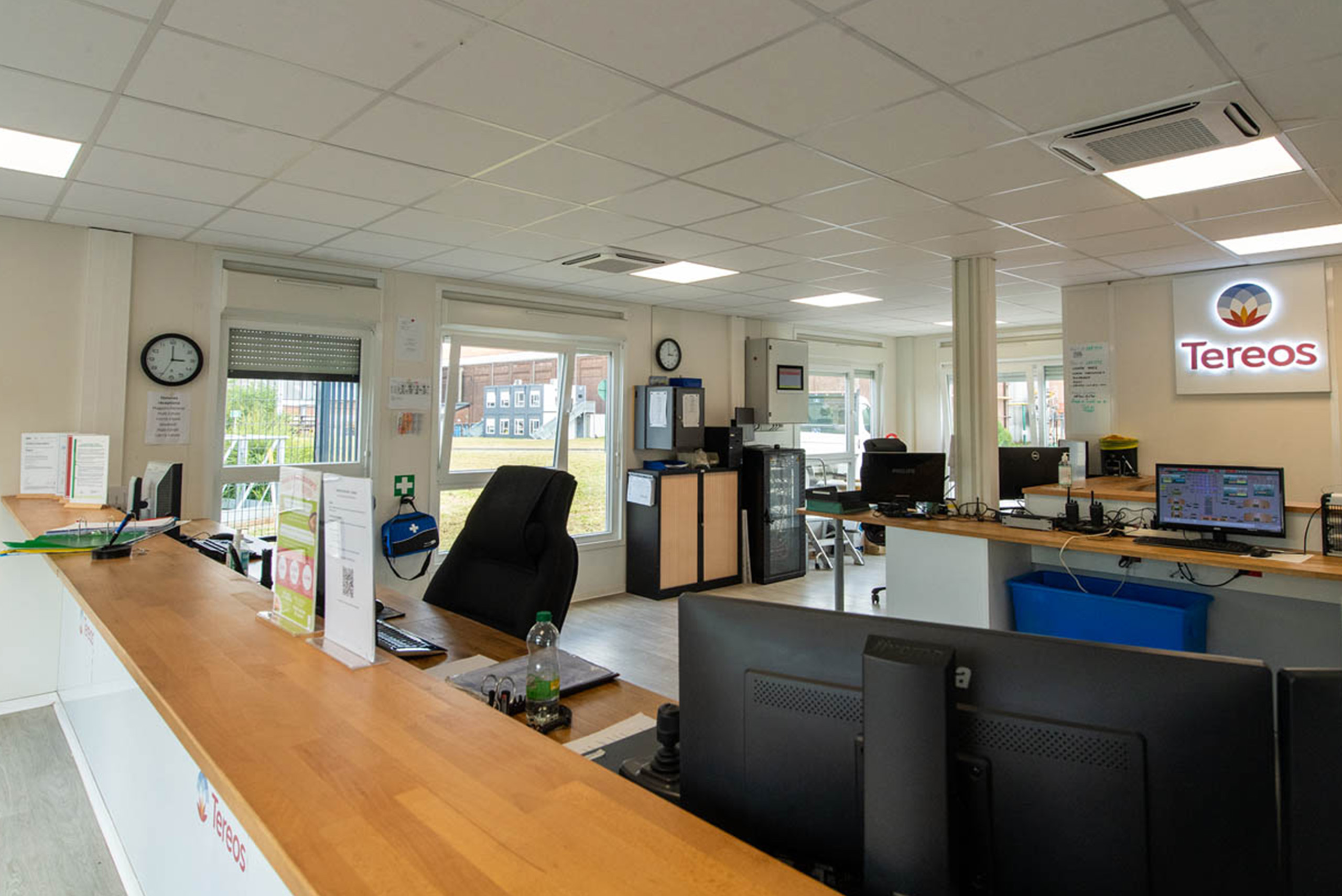 Bureau d’accueil modulaire ALGECO® du poste de garde Tereos avec comptoir en bois et postes informatiques