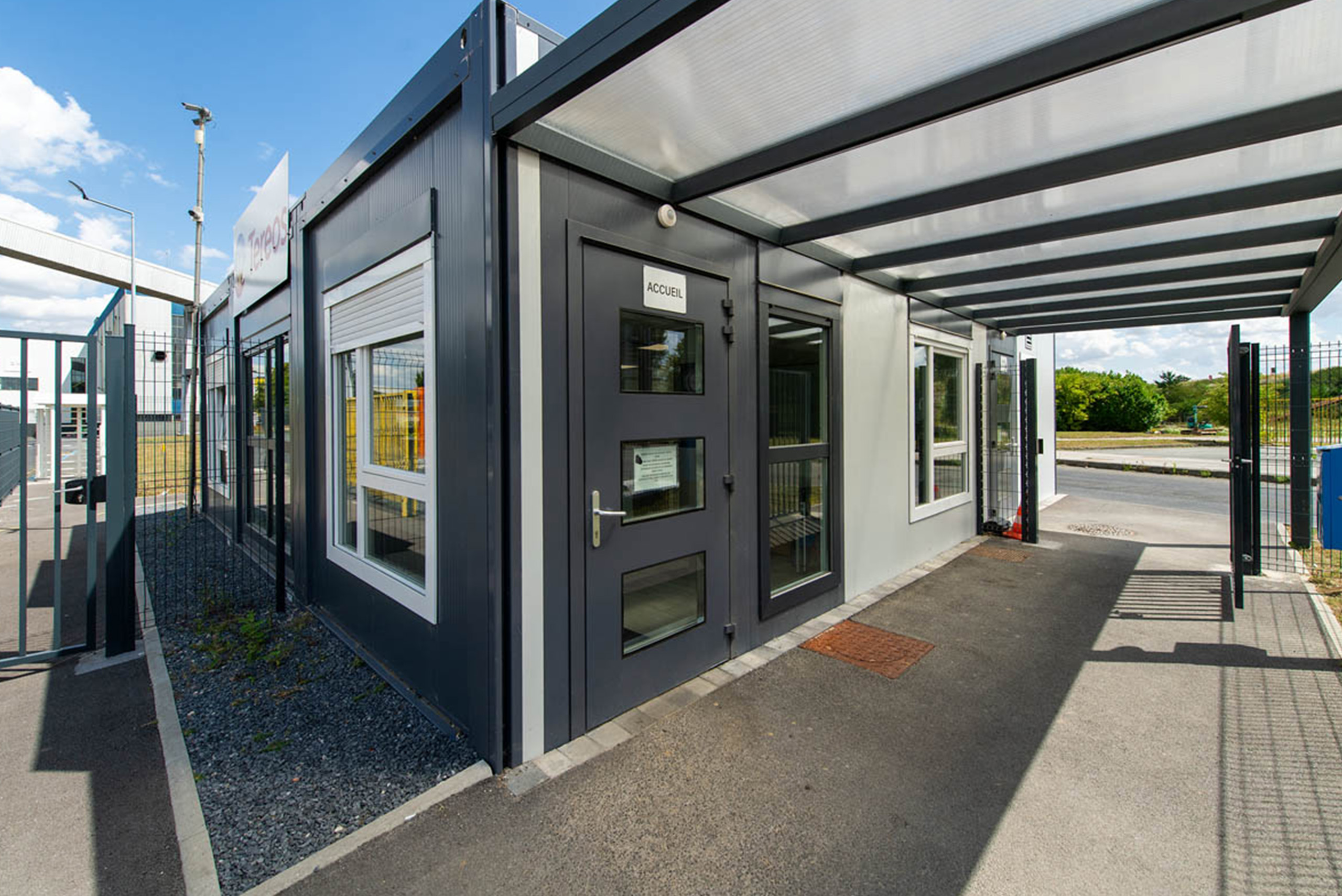 Entrée du poste de garde modulaire ALGECO® du site industriel Tereos avec auvent métallique