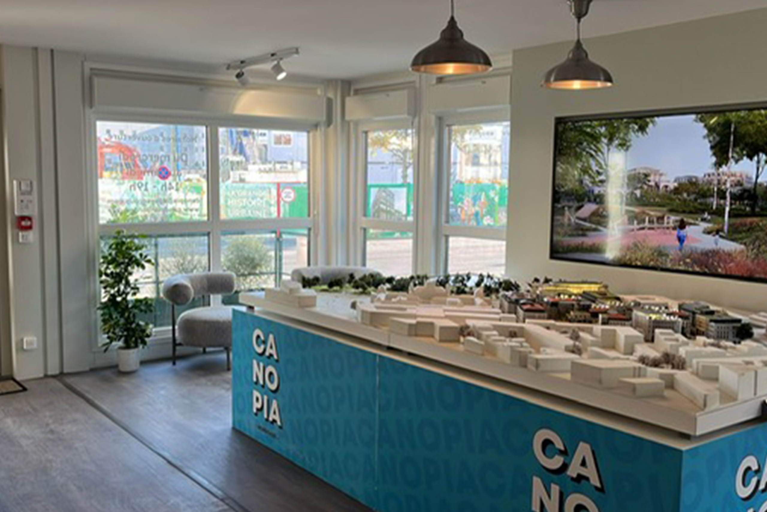 Intérieur de la Maison du projet Canopia composée de modules ALGECO® avec maquette d’exposition