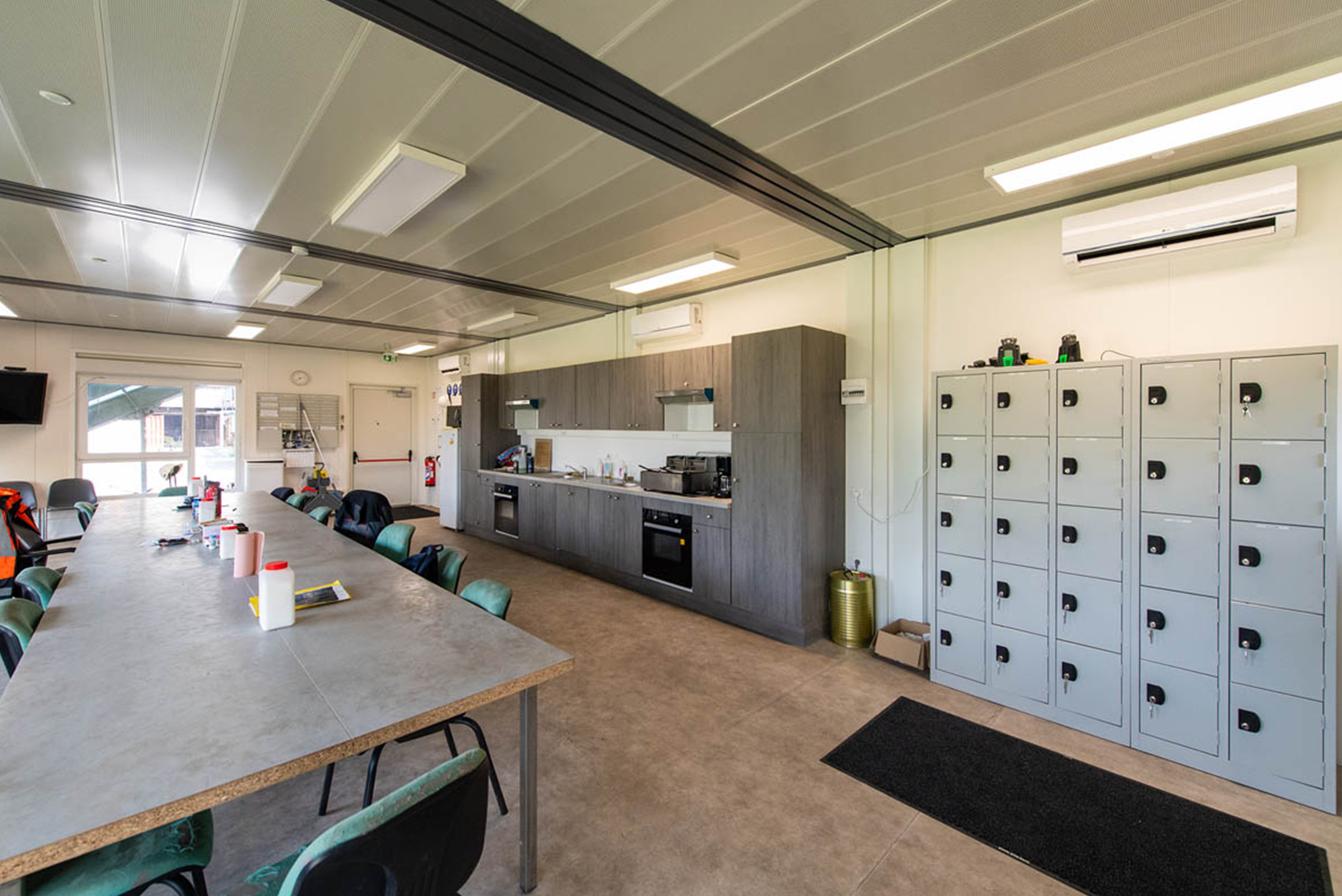 Salle de pause modulaire ALGECO® du bâtiment Tereos avec cuisine aménagée et casiers individuels