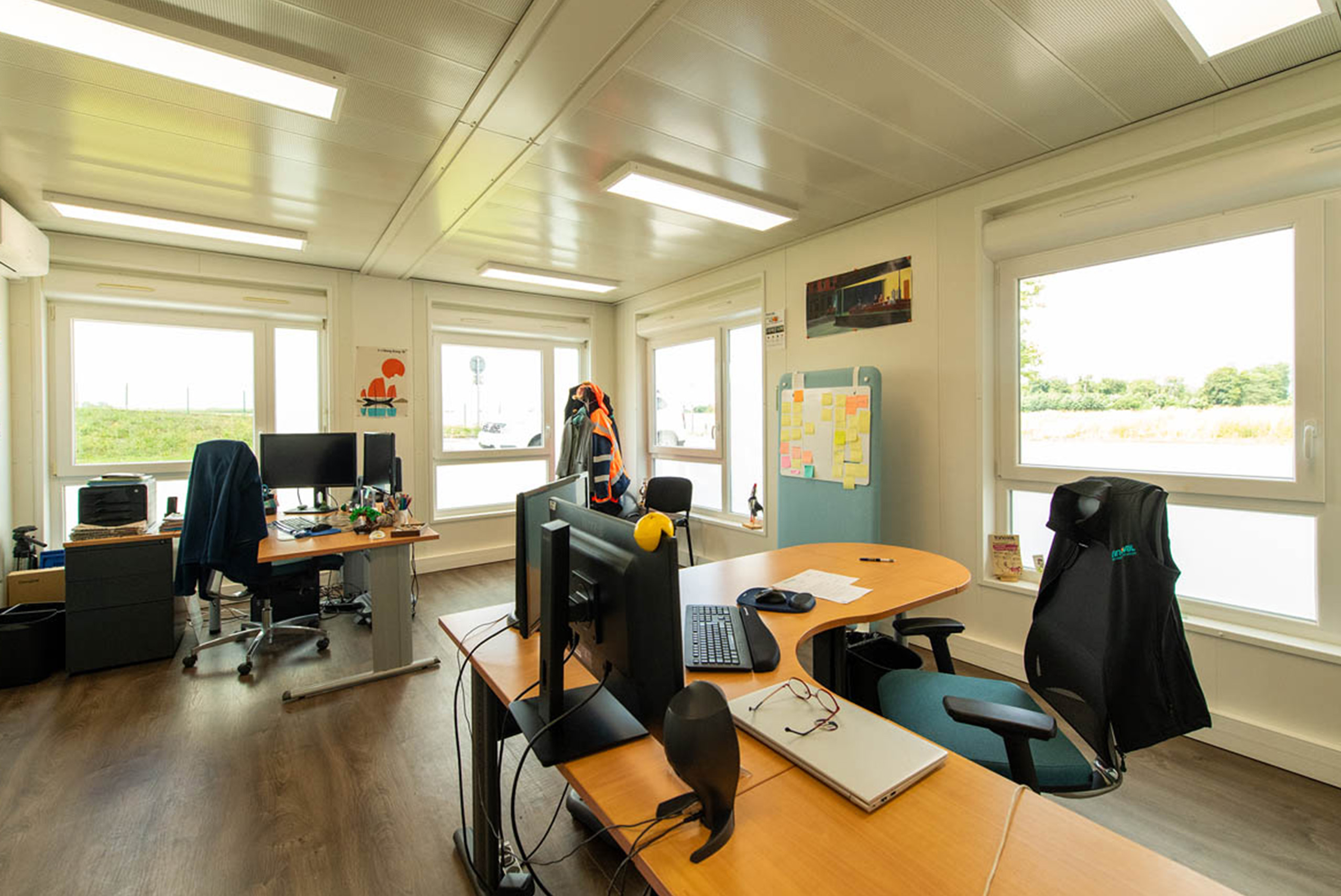 Bureau modulaire ALGECO® lumineux avec plusieurs postes de travail et grandes fenêtres