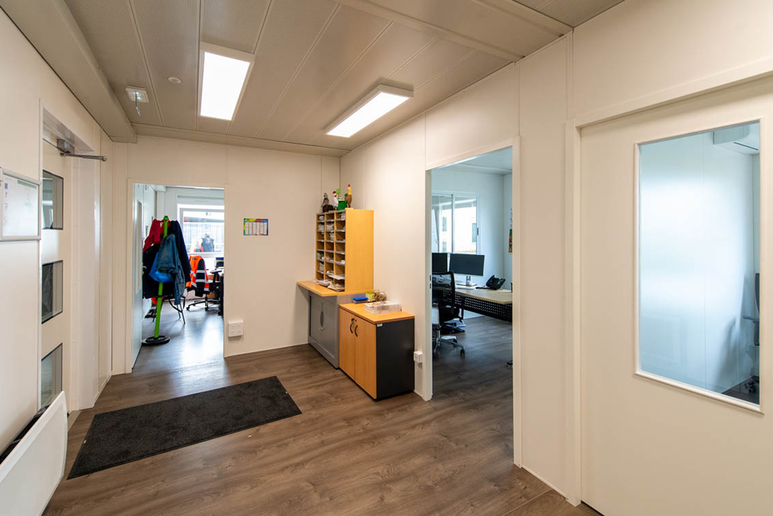 Hall d’entrée du bâtiment modulaire ALGECO® de bureaux avec accès aux différentes pièces