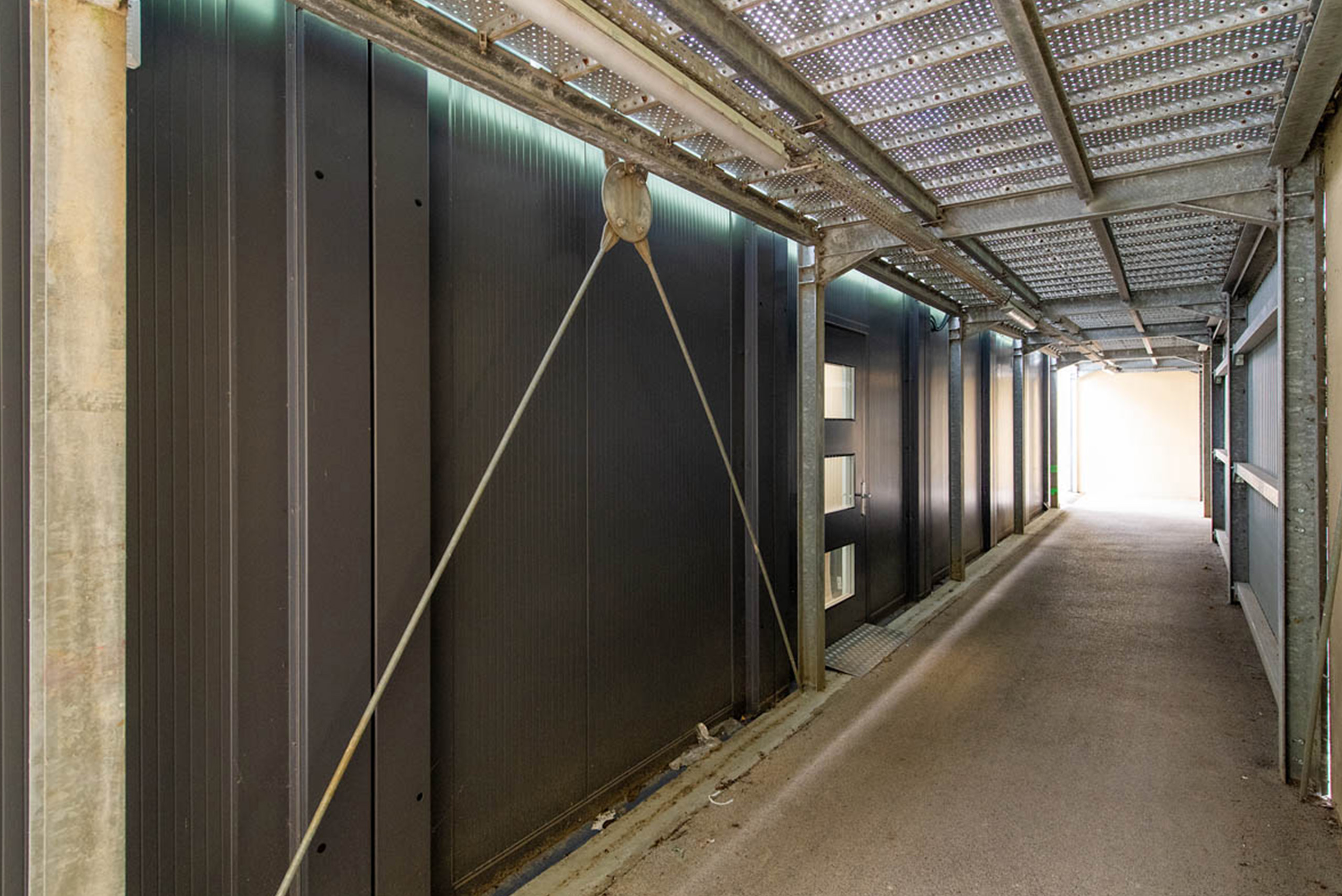 Passage couvert entre le bâtiment modulaire ALGECO® et l’usine de Trinoval