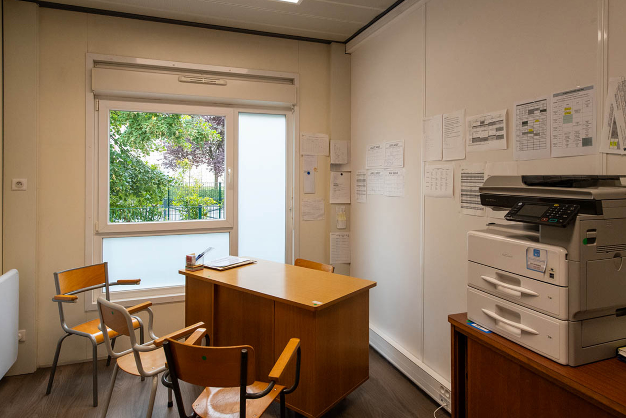 Bureau de direction modulaire ALGECO® dans une école avec mobilier administratif et imprimante