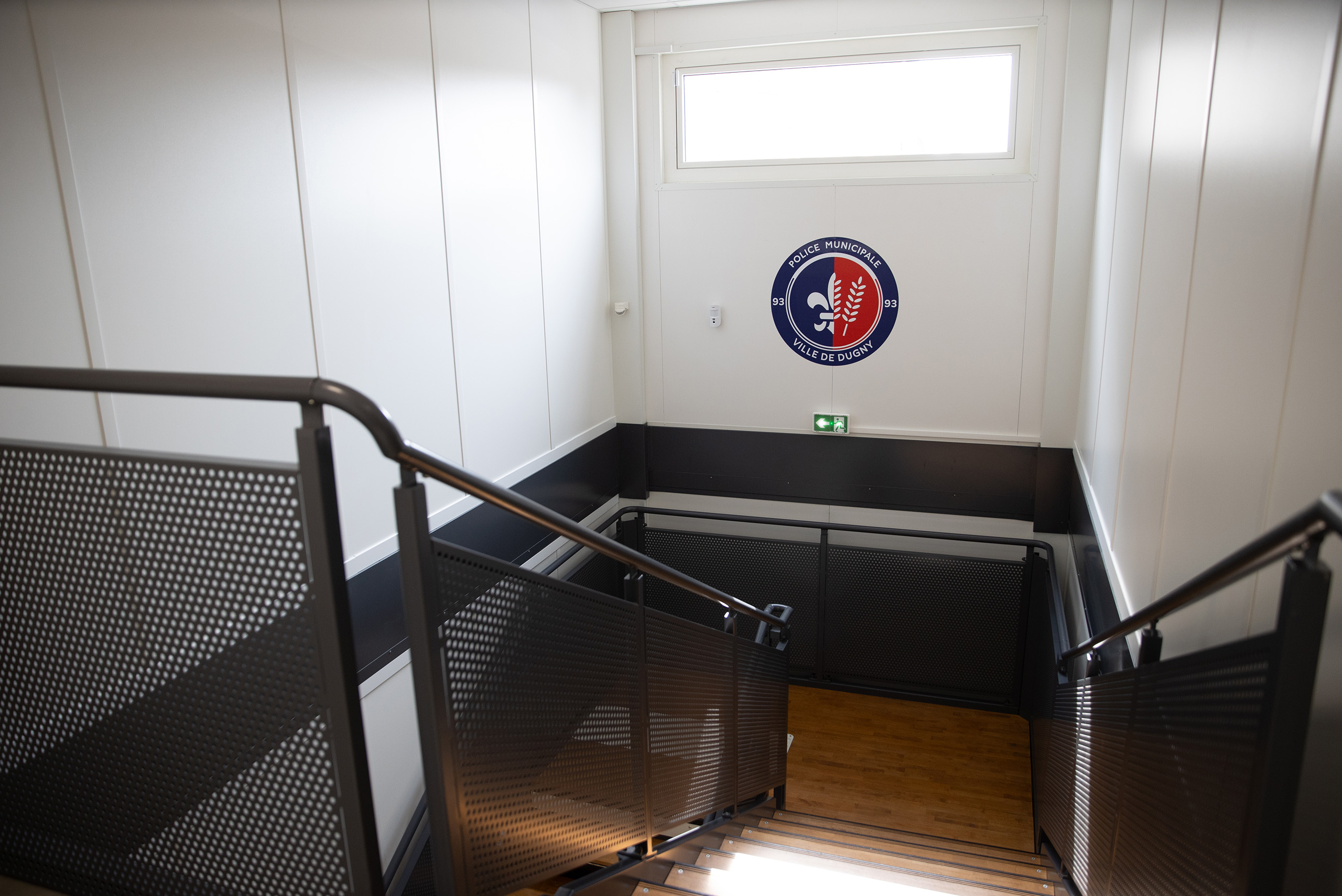 Cage d’escalier intérieure du bâtiment modulaire ALGECO® de la police municipale de Dugny