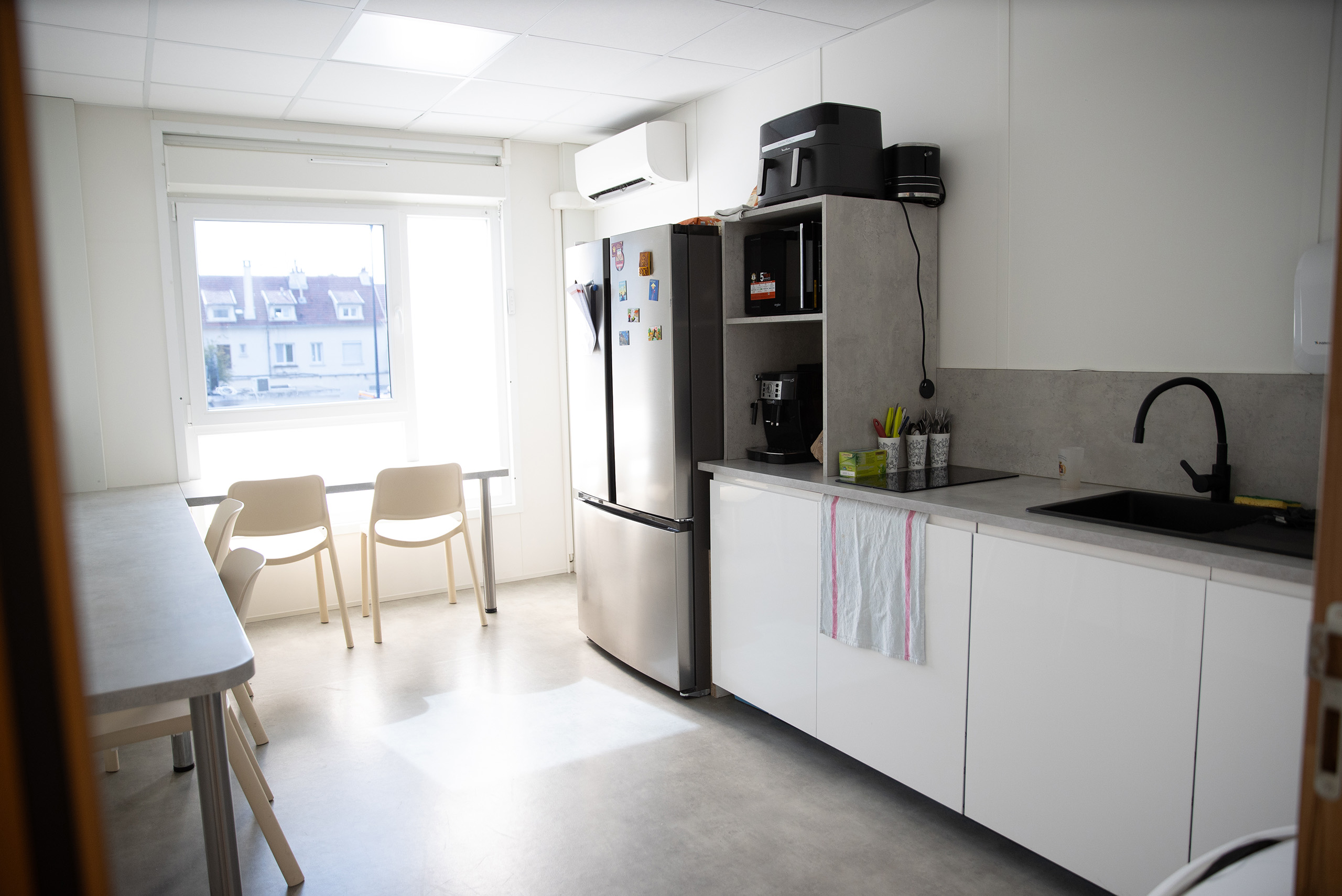 Espace cuisine et repas dans un bâtiment modulaire ALGECO® de la police municipale de Dugny