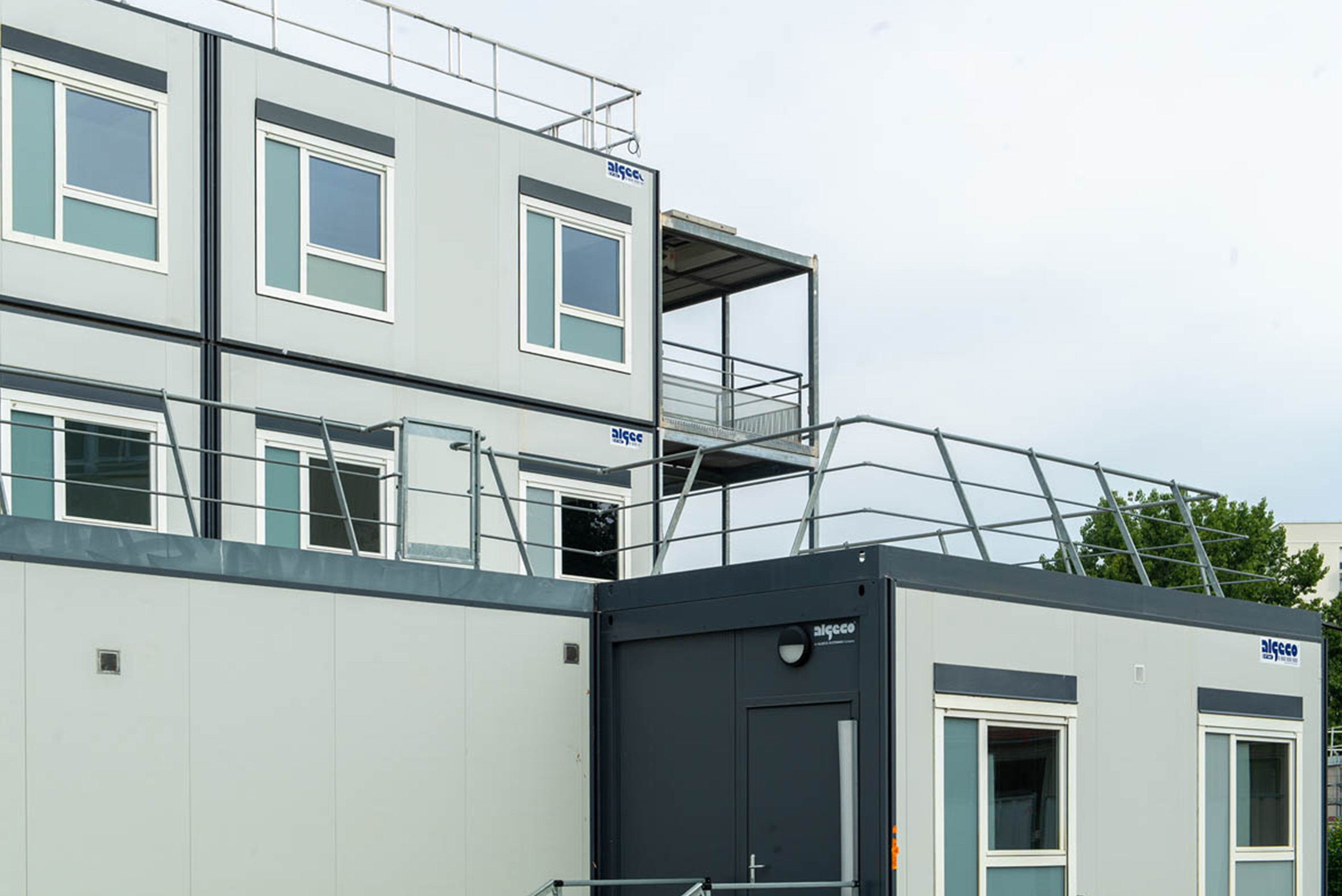 Façades de bâtiments scolaires modulaires ALGECO® superposés avec coursive et garde-corps métalliques