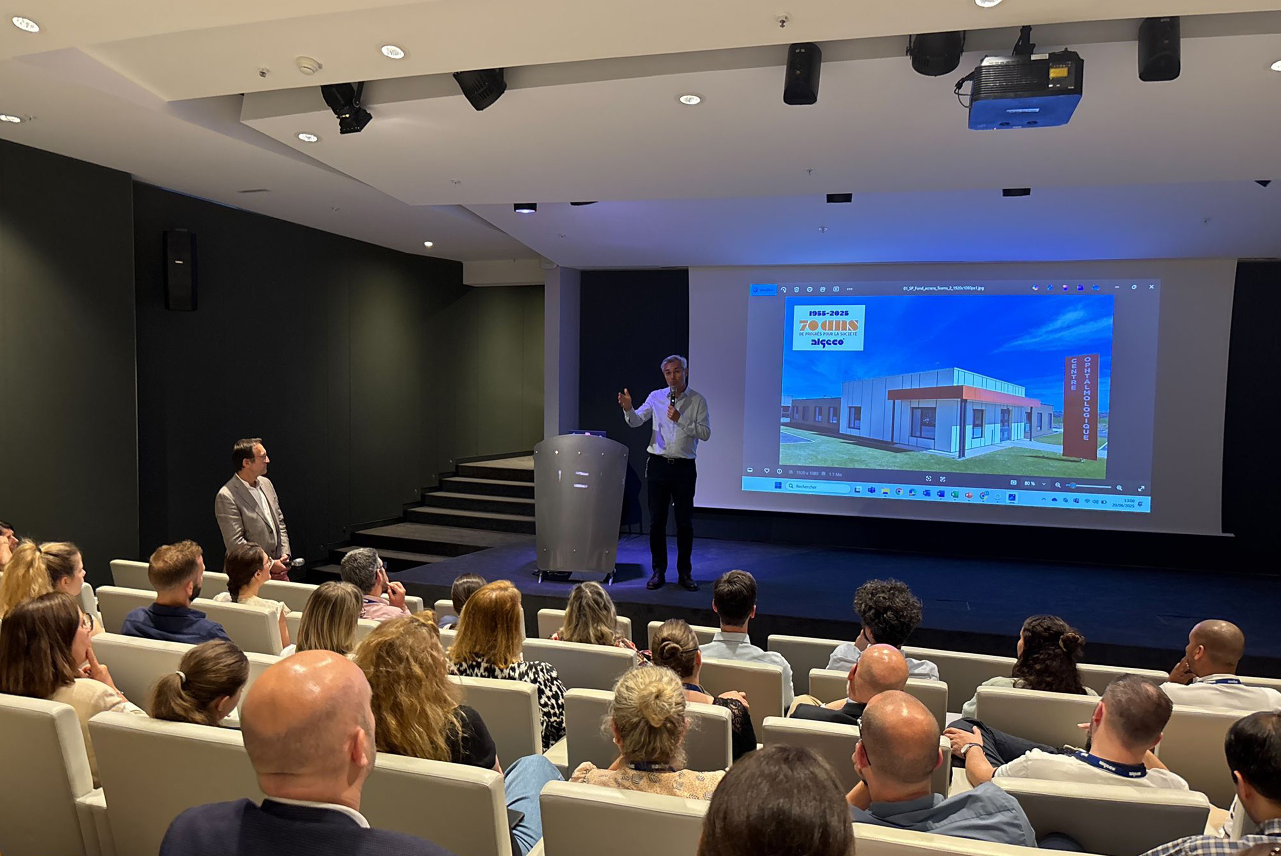 Présentation ALGECO® devant un public lors d’une conférence professionnelle en amphithéâtre