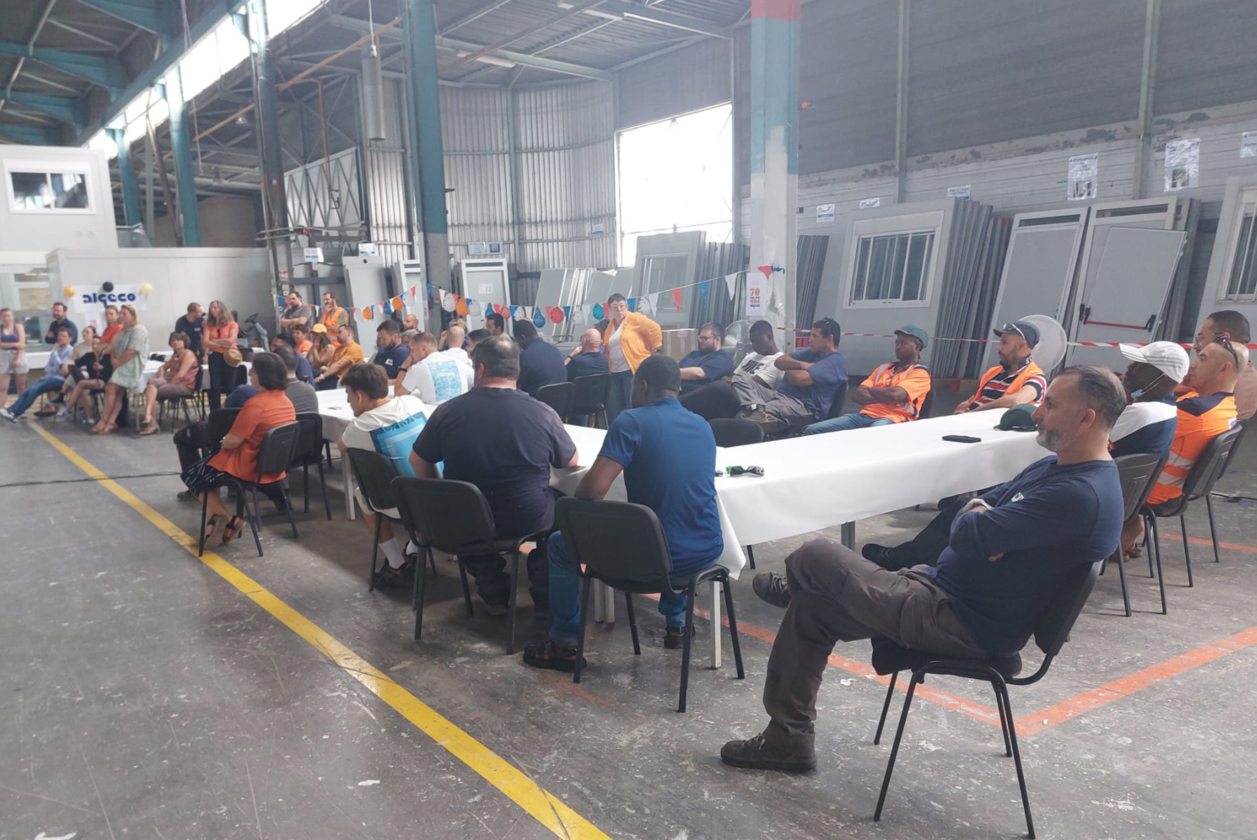 Réunion de collaborateurs ALGECO® dans un atelier industriel lors d’un temps d’échange collectif