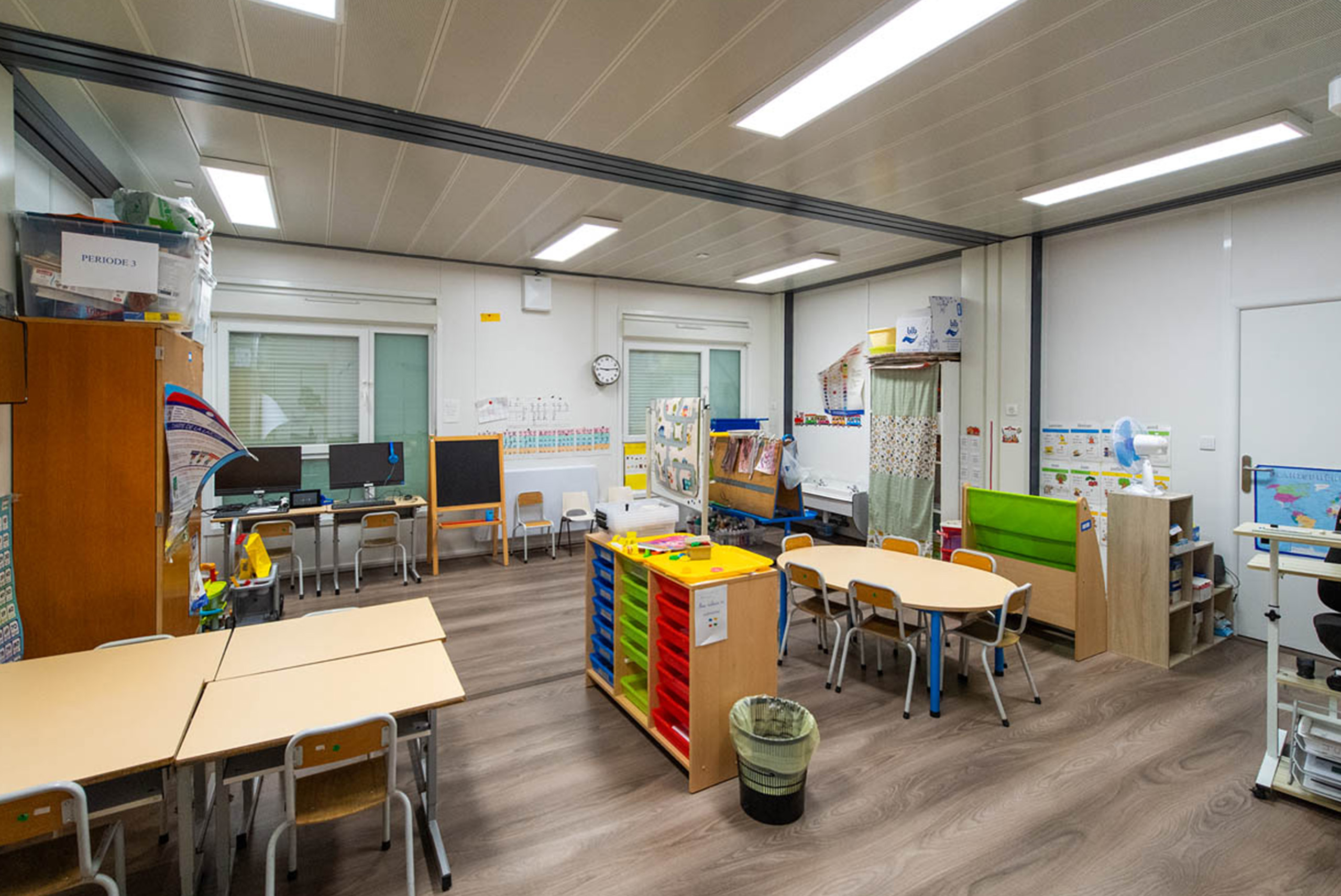 Salle de classe modulaire ALGECO® entièrement équipée avec mobilier pédagogique et espaces d’apprentissage