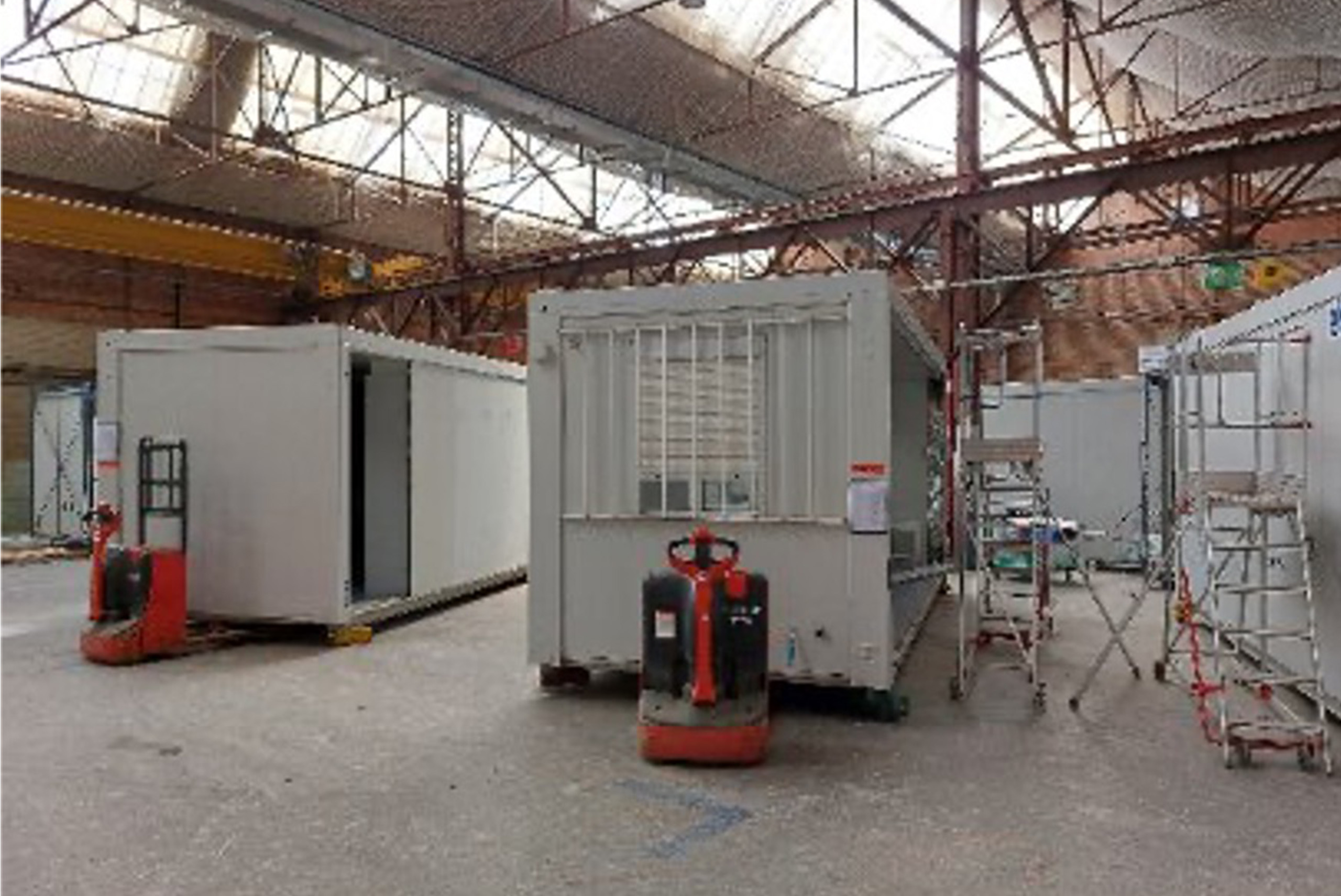 Modules ALGECO® en cours d’assemblage dans un atelier industriel