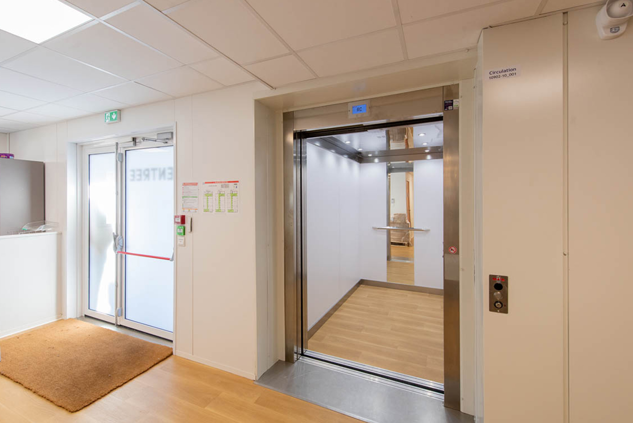 Ascenseur intérieur du centre formation modulaire ALGECO® du CHU Clermont Ferrand accès PMR