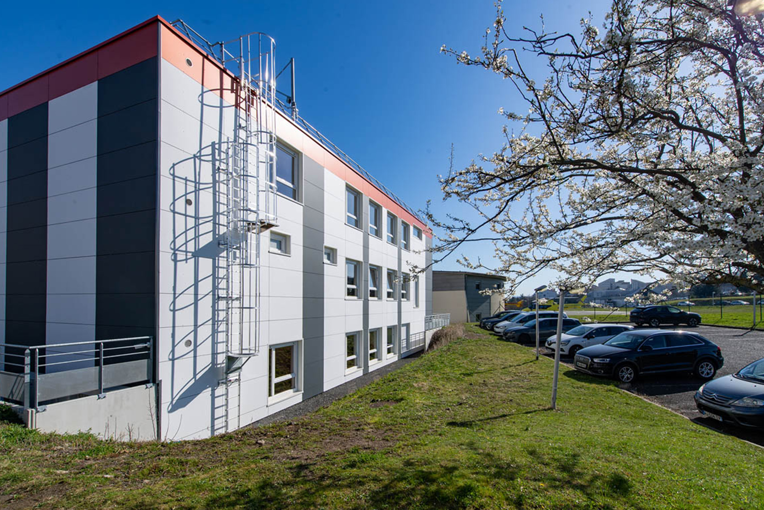 Centre de formation modulaire ALGECO® du CHU Clermont Ferrand façade latérale côté escalier extérieur et parking