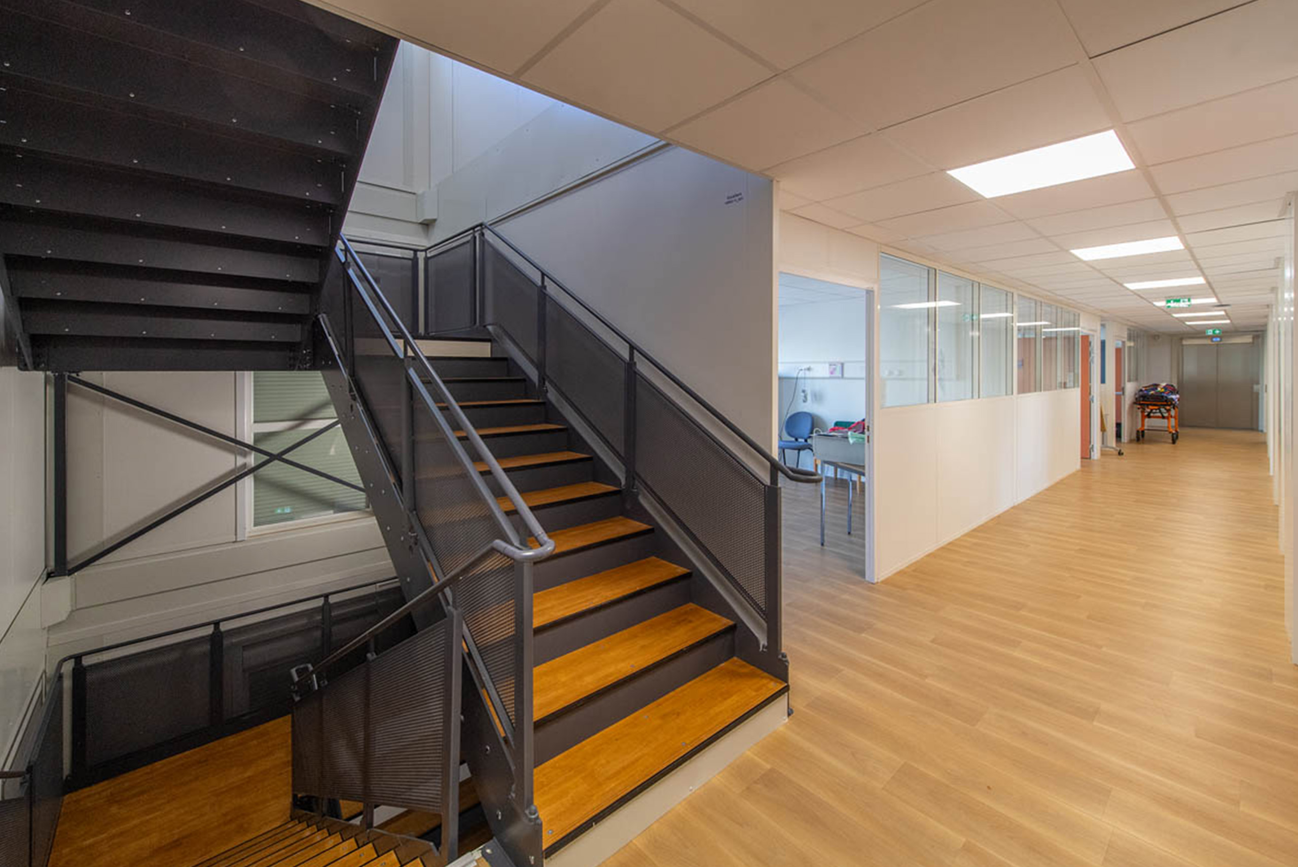 Escalier intérieur du centre de formation modulaire ALGECO® du CHU Clermont Ferrand