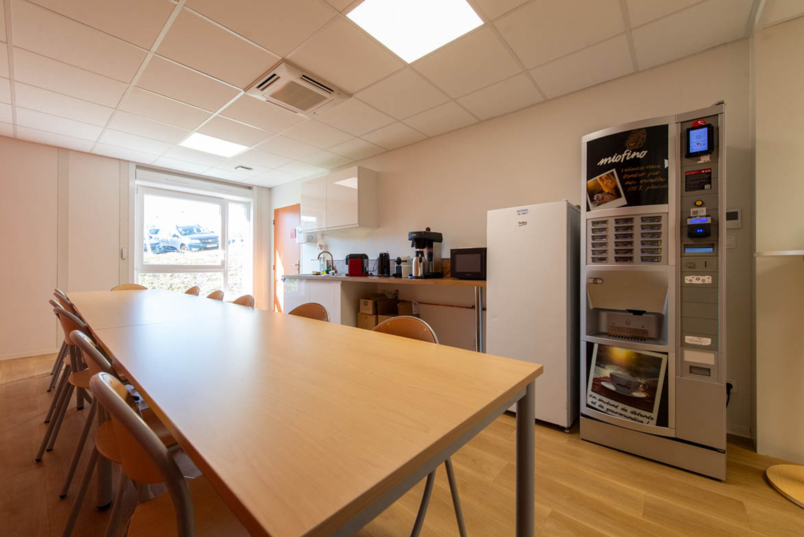 Salle de pause modulaire ALGECO® du CHU Clermont Ferrand avec distributeur automatique