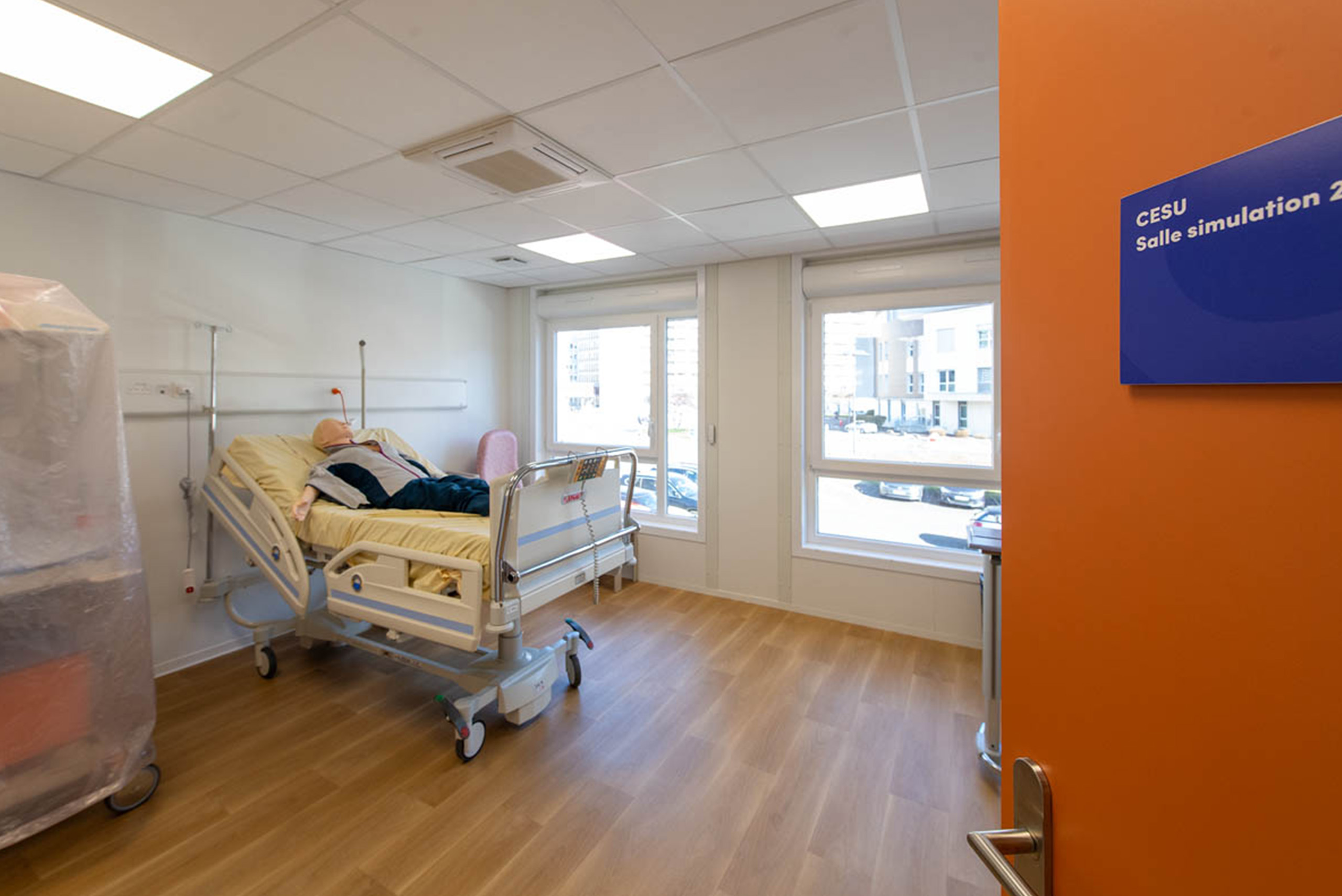 alle de simulation médicale modulaire ALGECO® avec lit hospitalier du CHU Clermont Ferrand