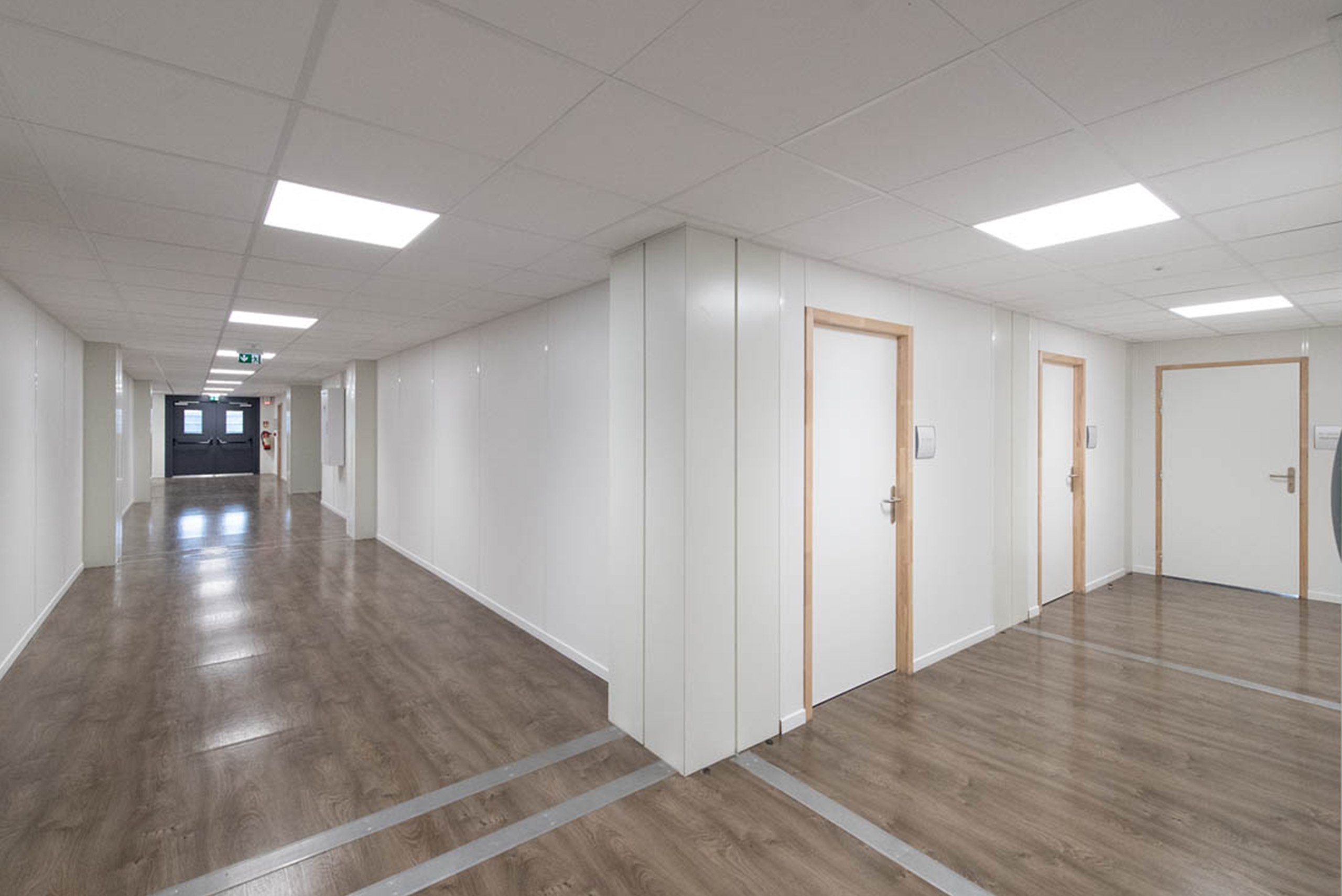 Couloir intérieur spacieux du lycée modulaire ALGECO® Pierre de Coubertin à Meaux