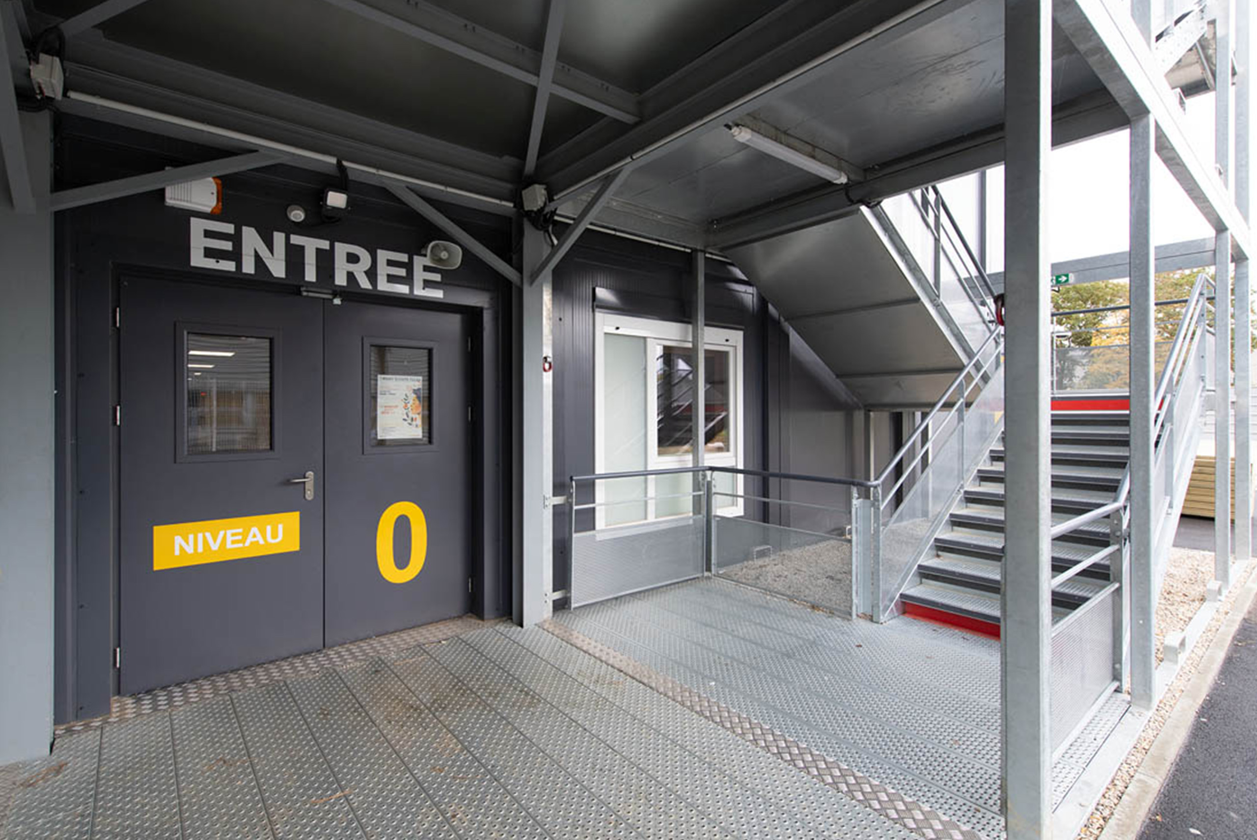 Entrée sécurisée du lycée modulaire ALGECO® Pierre de Coubertin à Meaux