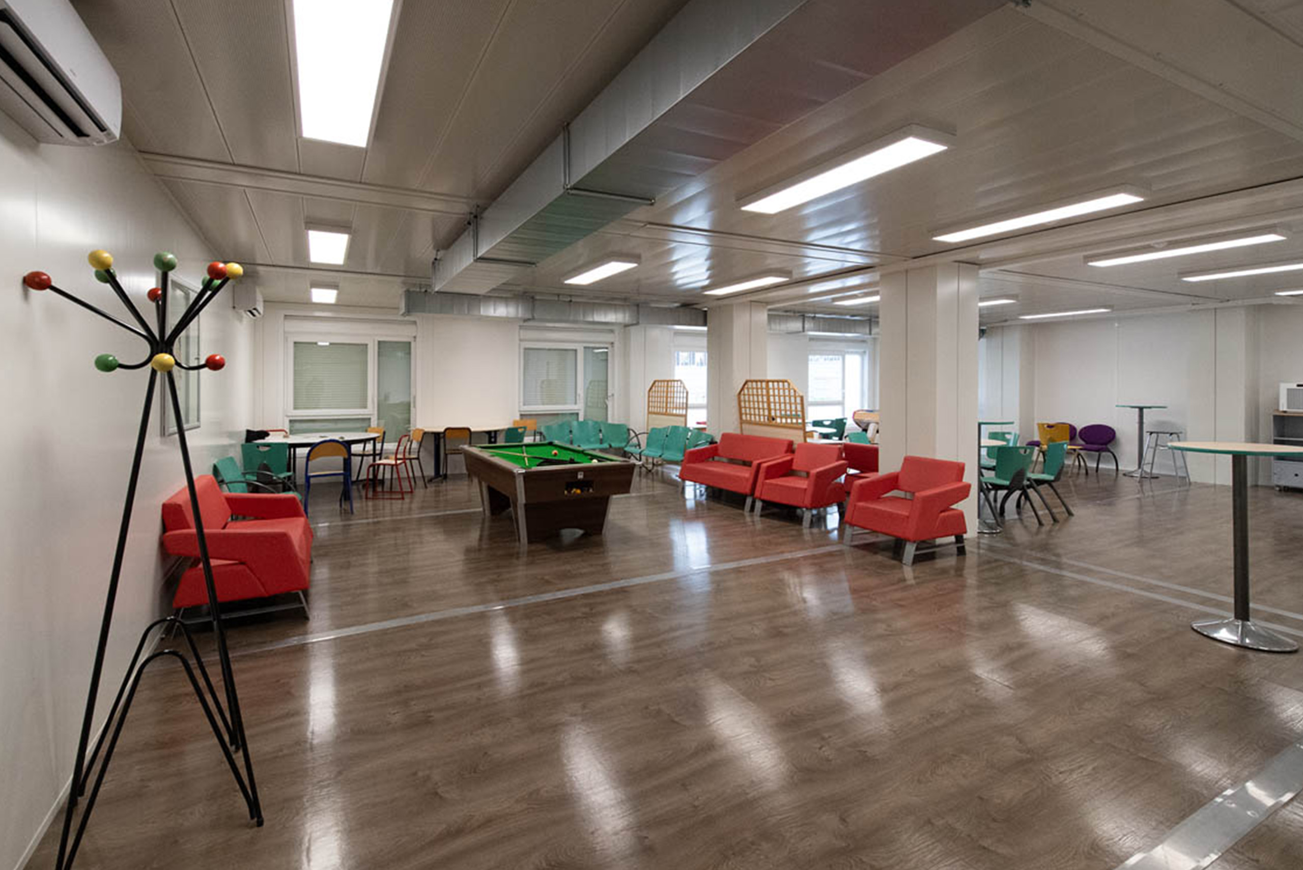 oyer des élèves avec billard dans le lycée modulaire ALGECO® Pierre de Coubertin à Meaux