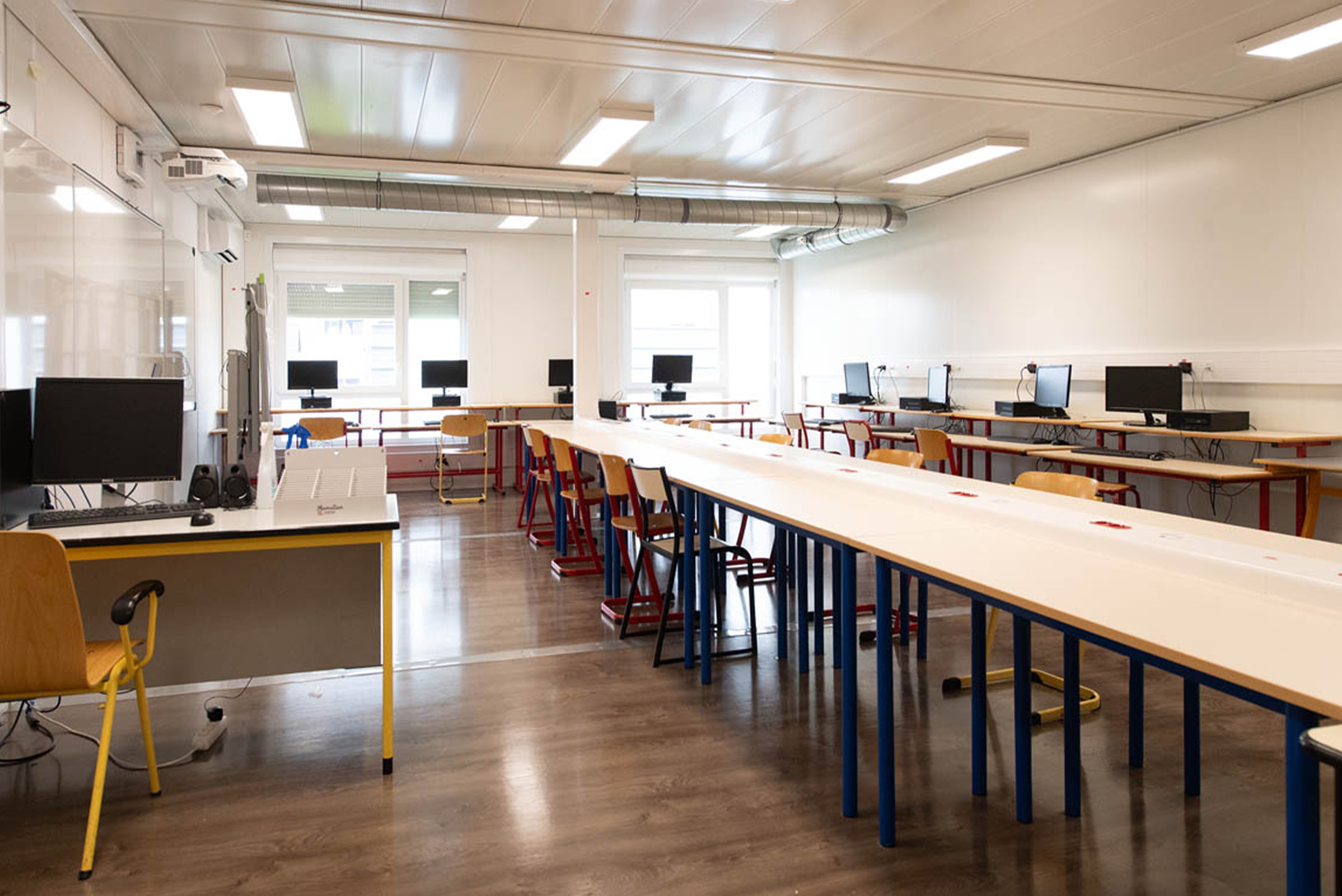 Salle de classe équipée du lycée modulaire ALGECO® Pierre de Coubertin à Meaux