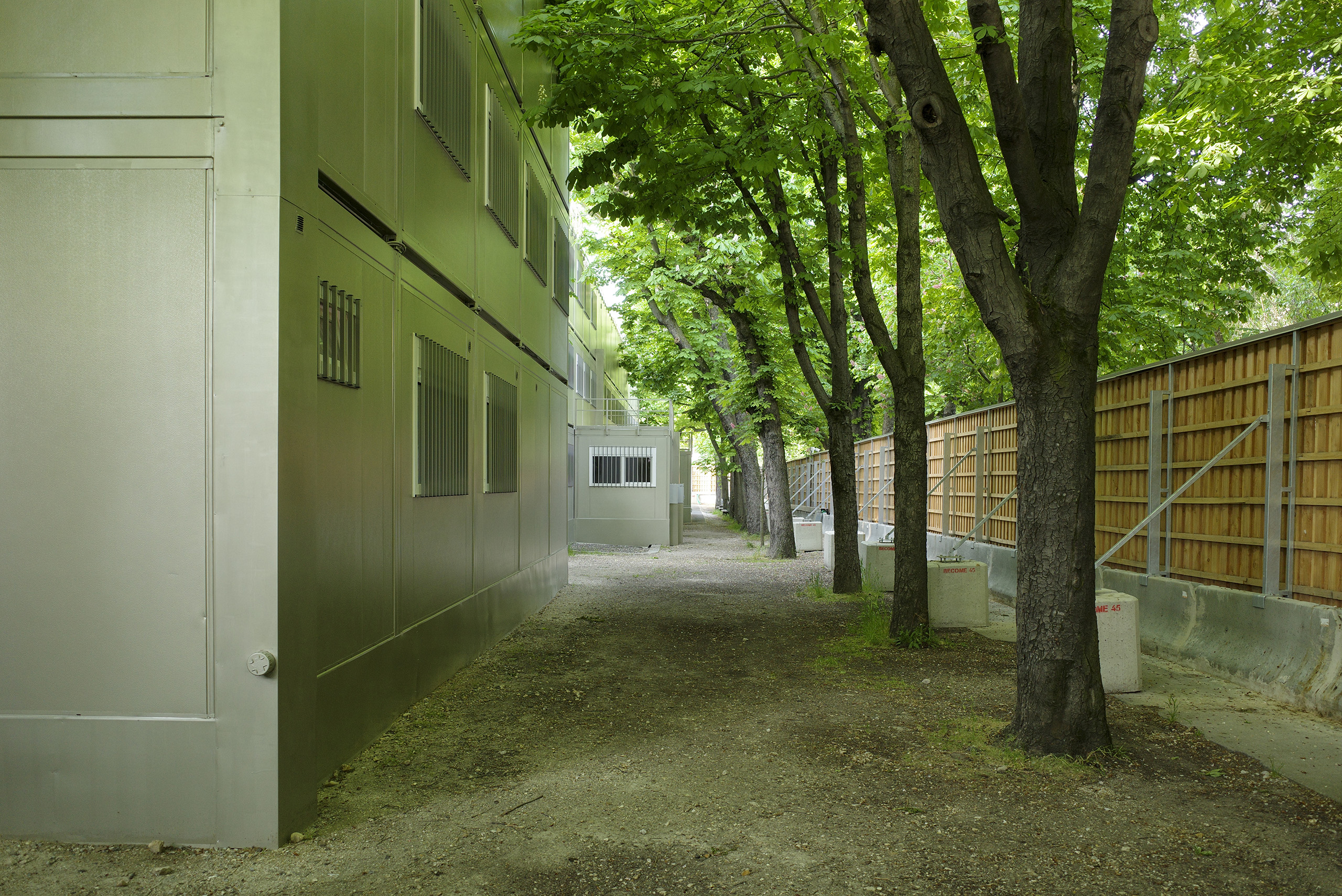 Commissariat 8eme arrondissement Paris en batiments modulaires ALGECO® installes en lisiere arboree