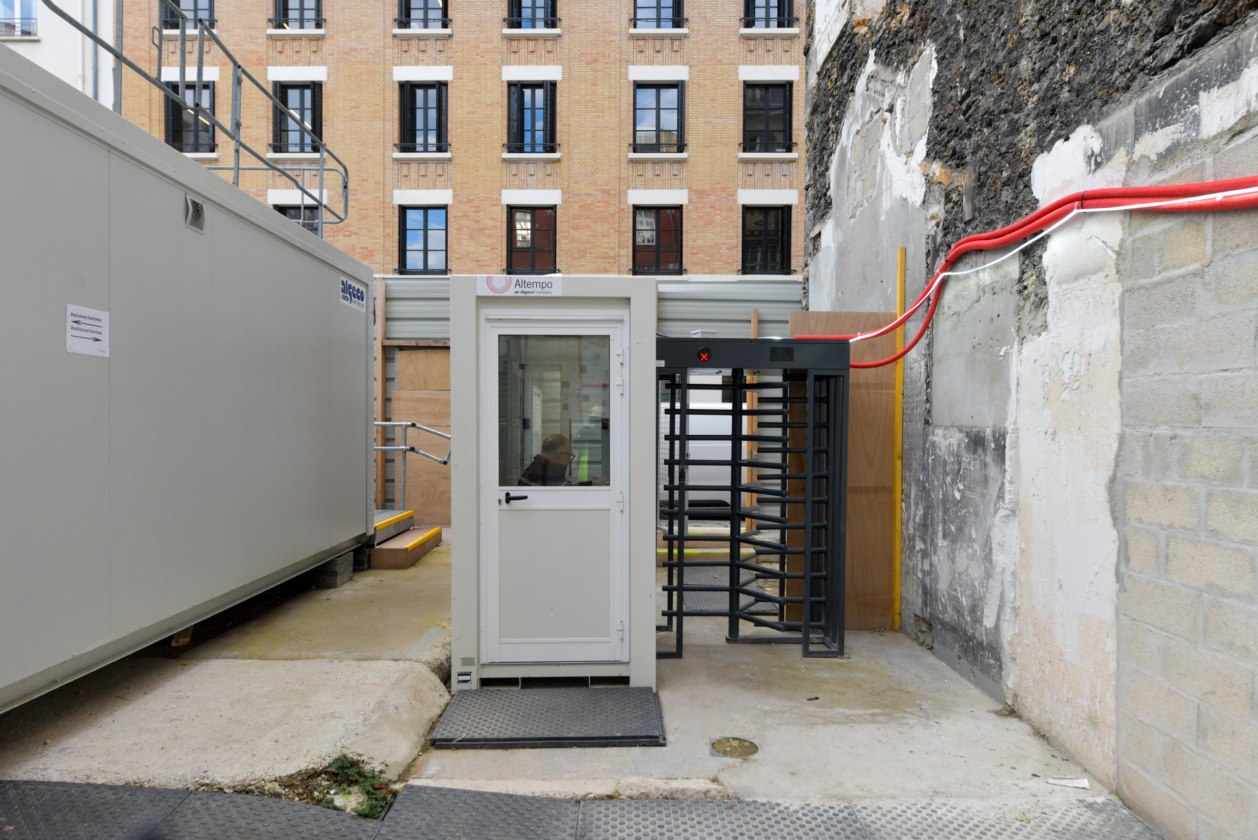 Installation de chantier modulaire ALGECO® ESCP Paris avec poste de contrôle et tourniquet securise