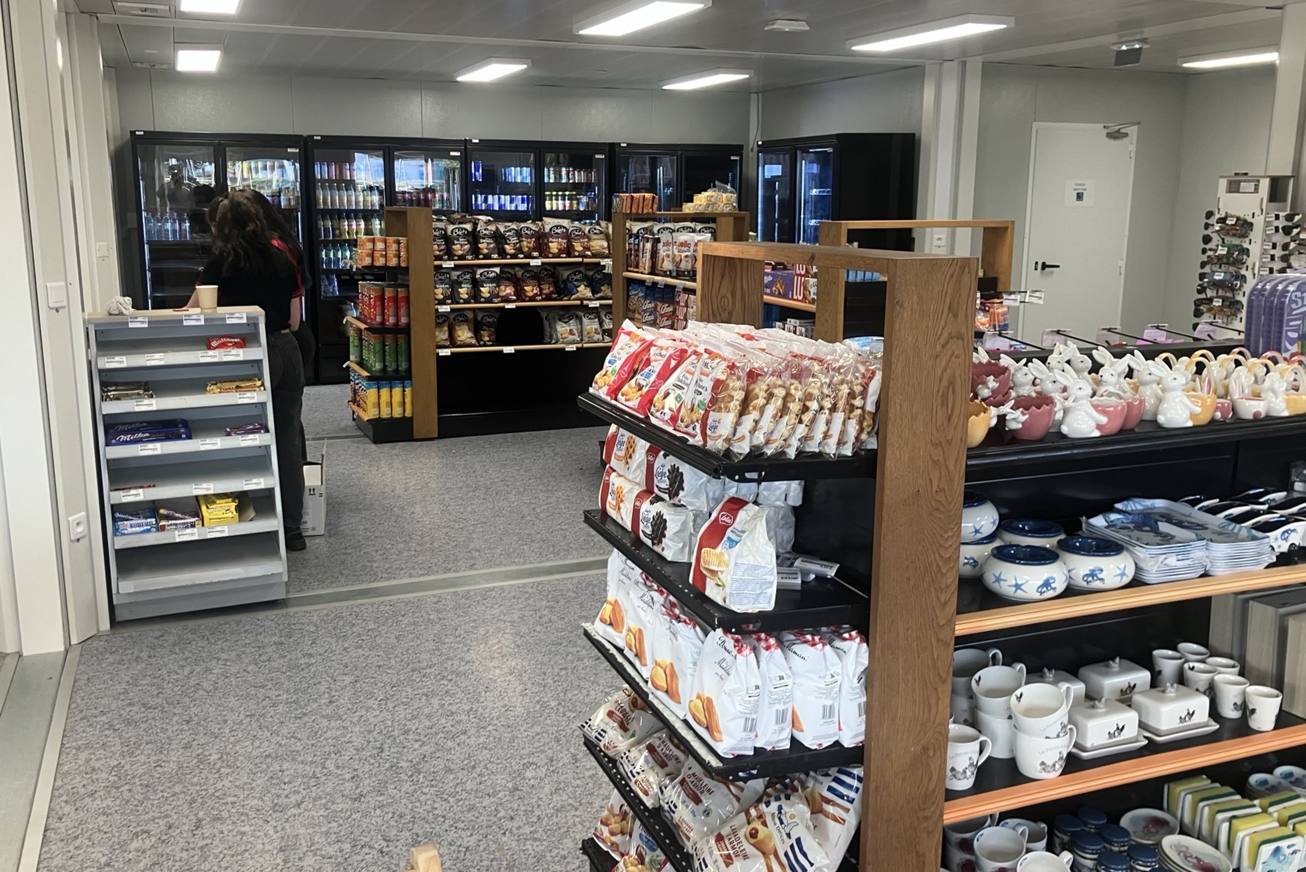Station provisoire modulaire ALGECO® AVIA avec espace de vente et rayonnages