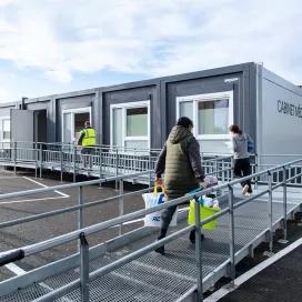Utilisation des six modules ALGECO® alignés en plein air avec rampe d’accès